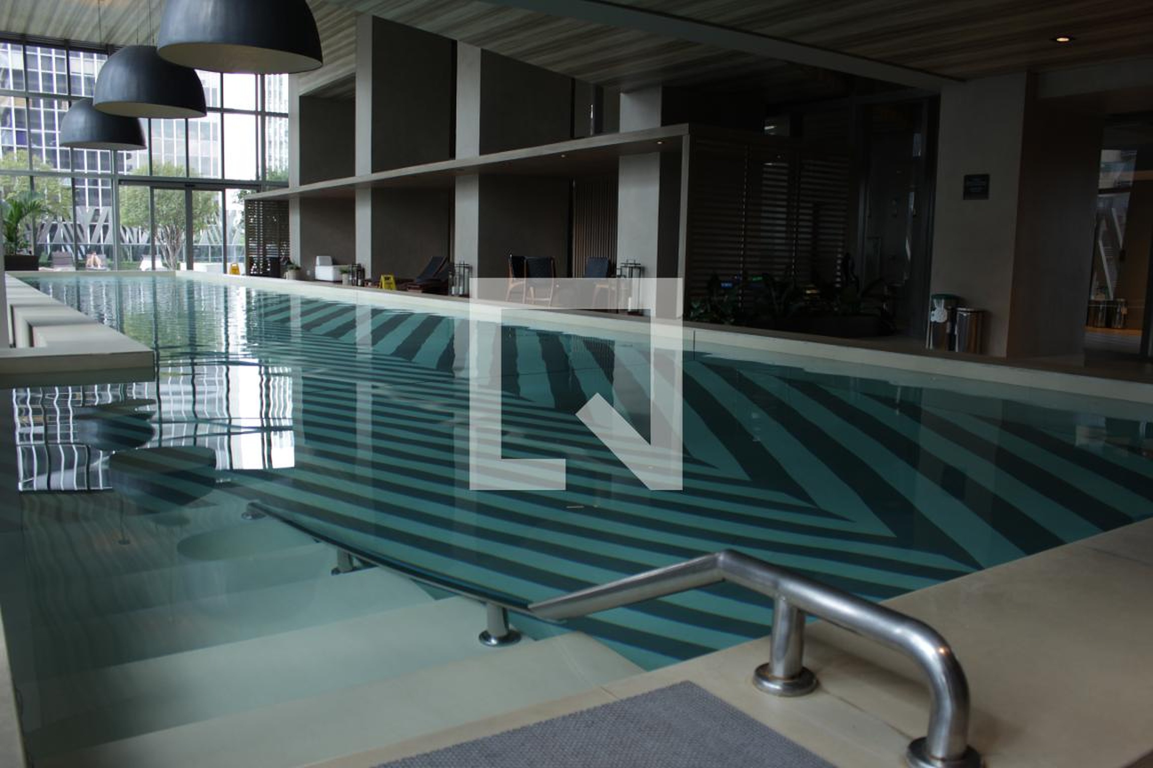 Piscina Coberta - V House Por JFL Living