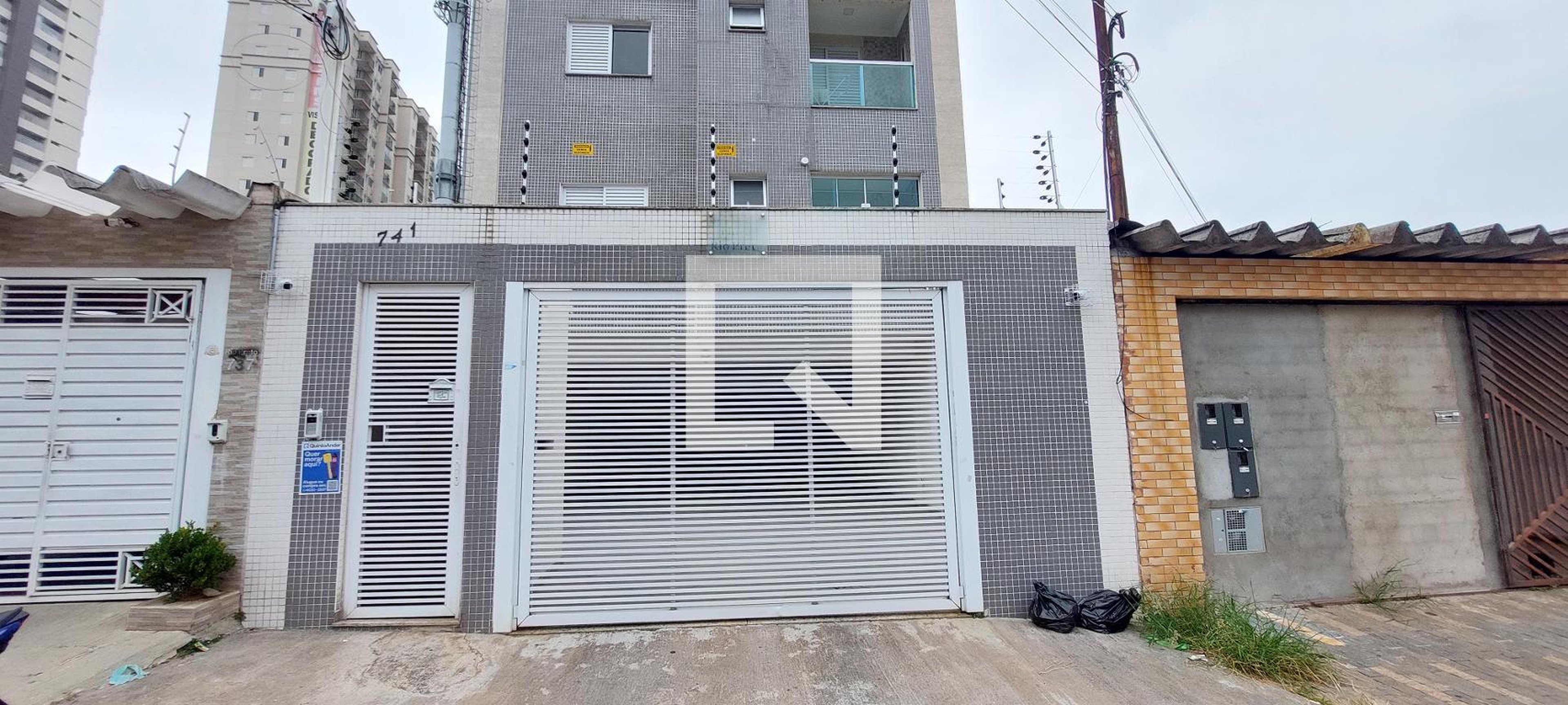 Fachada Condomínio em Rua Rio Preto, 174