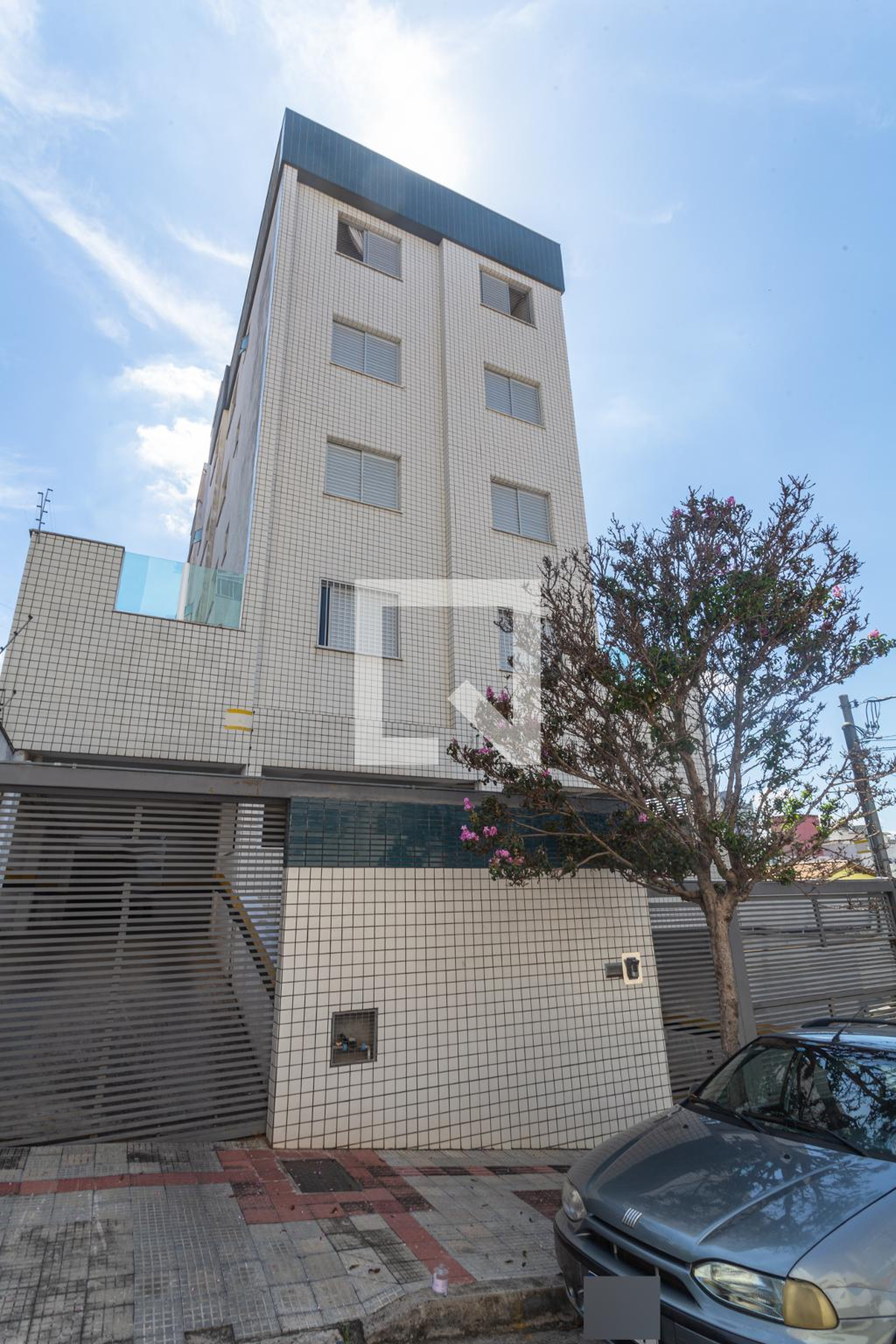 Fachada Condomínio em Rua Santa Bárbara, 681