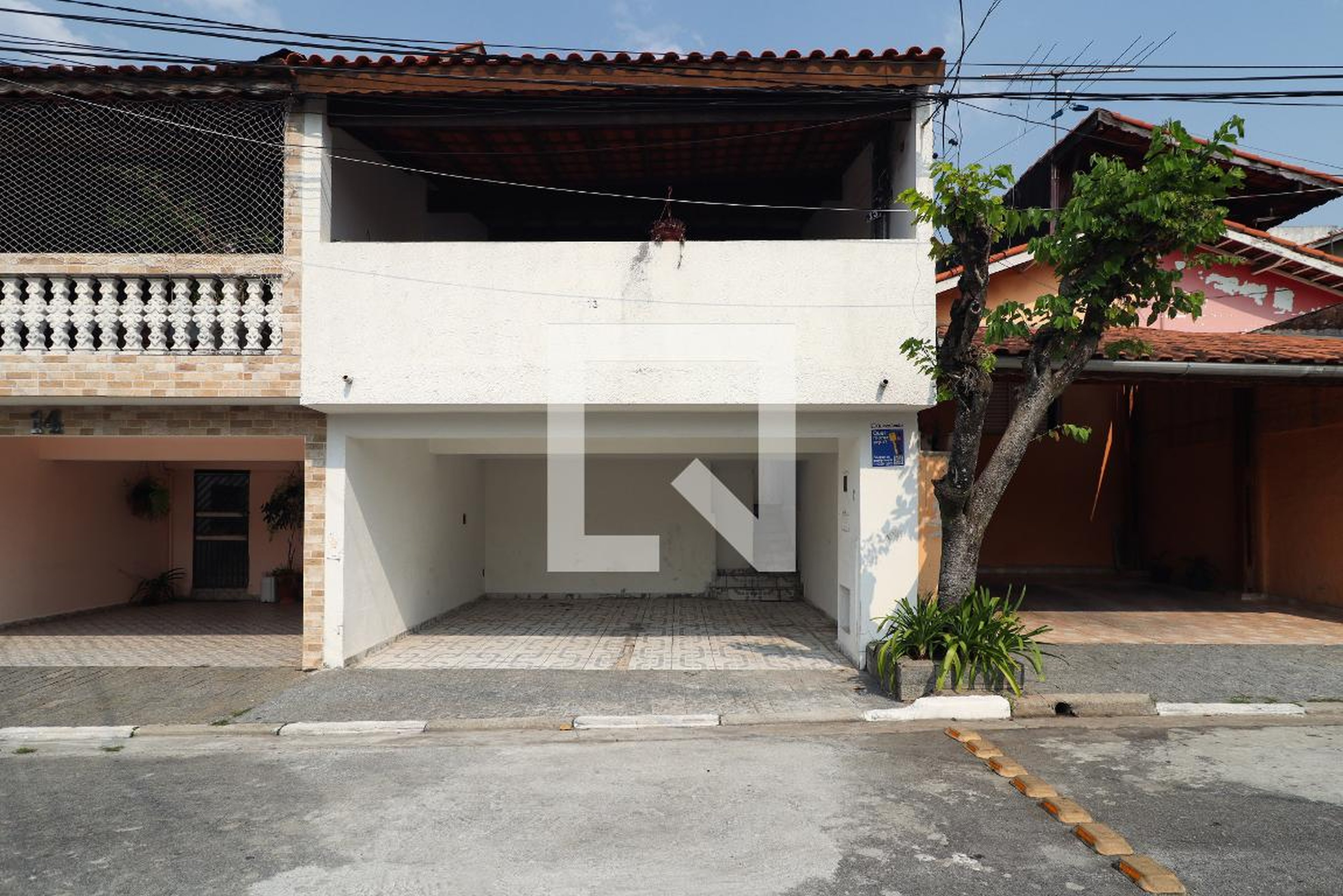 Fachada Condomínio em Rua Francisco Caminhoa, 162
