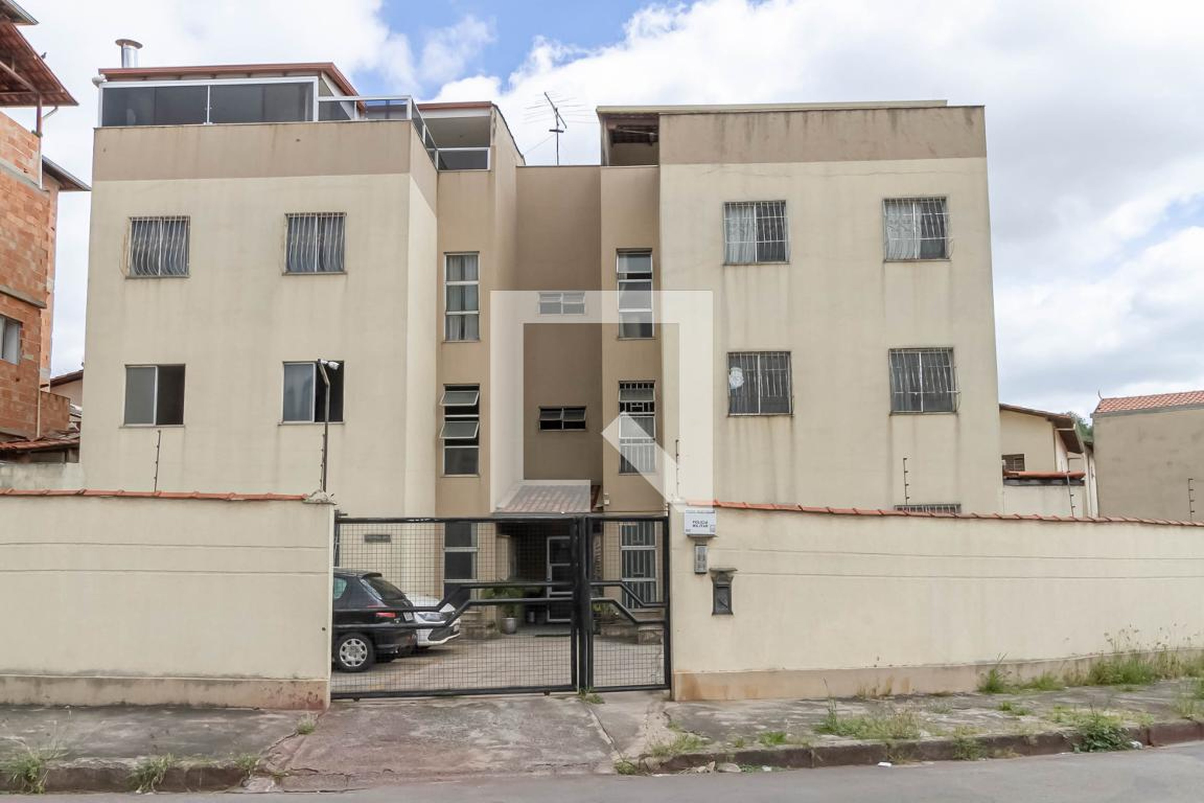 Fachada Condomínio em Rua Jj, 100