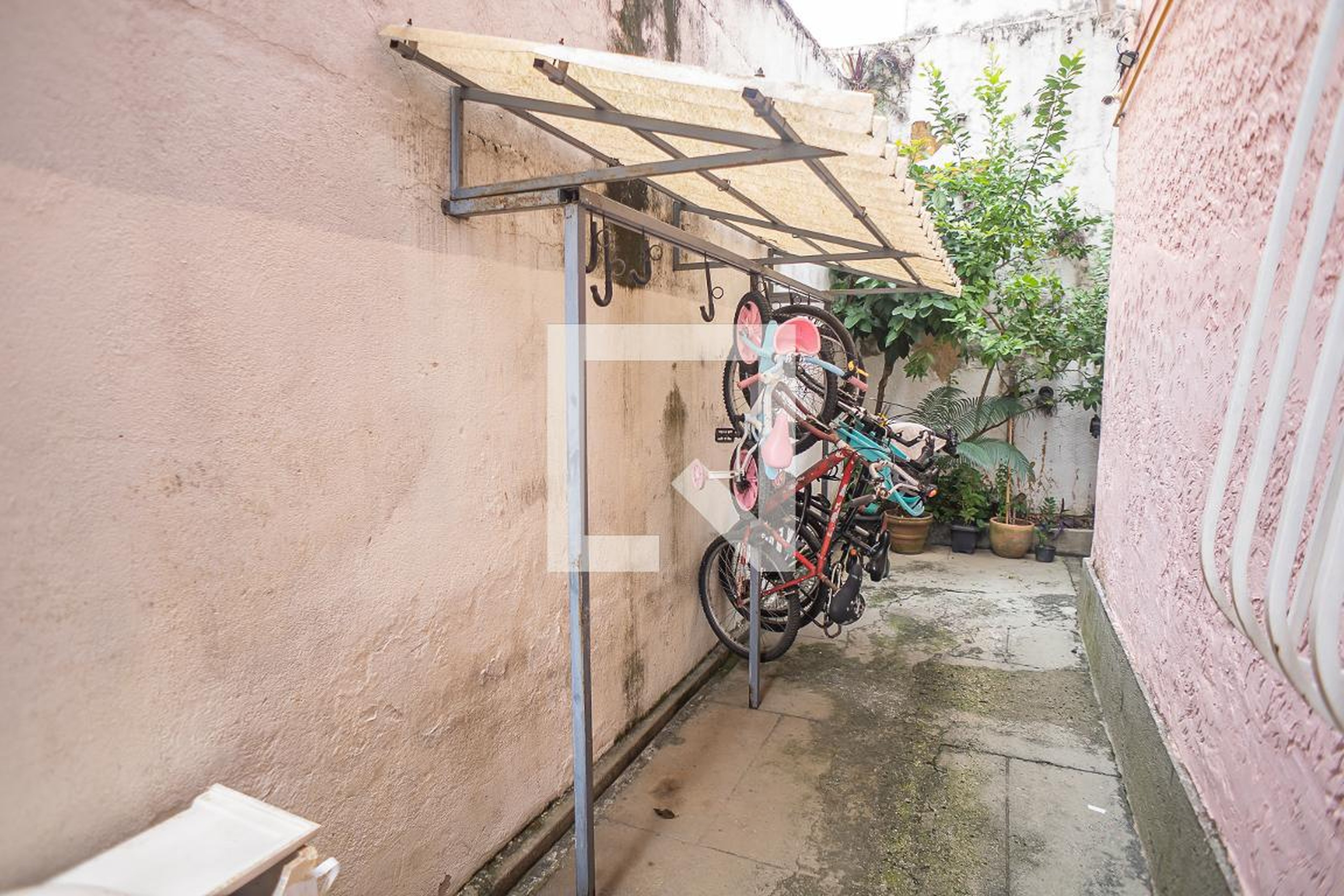 bicicletário Condomínio em Rua Principado de Mônaco, 158