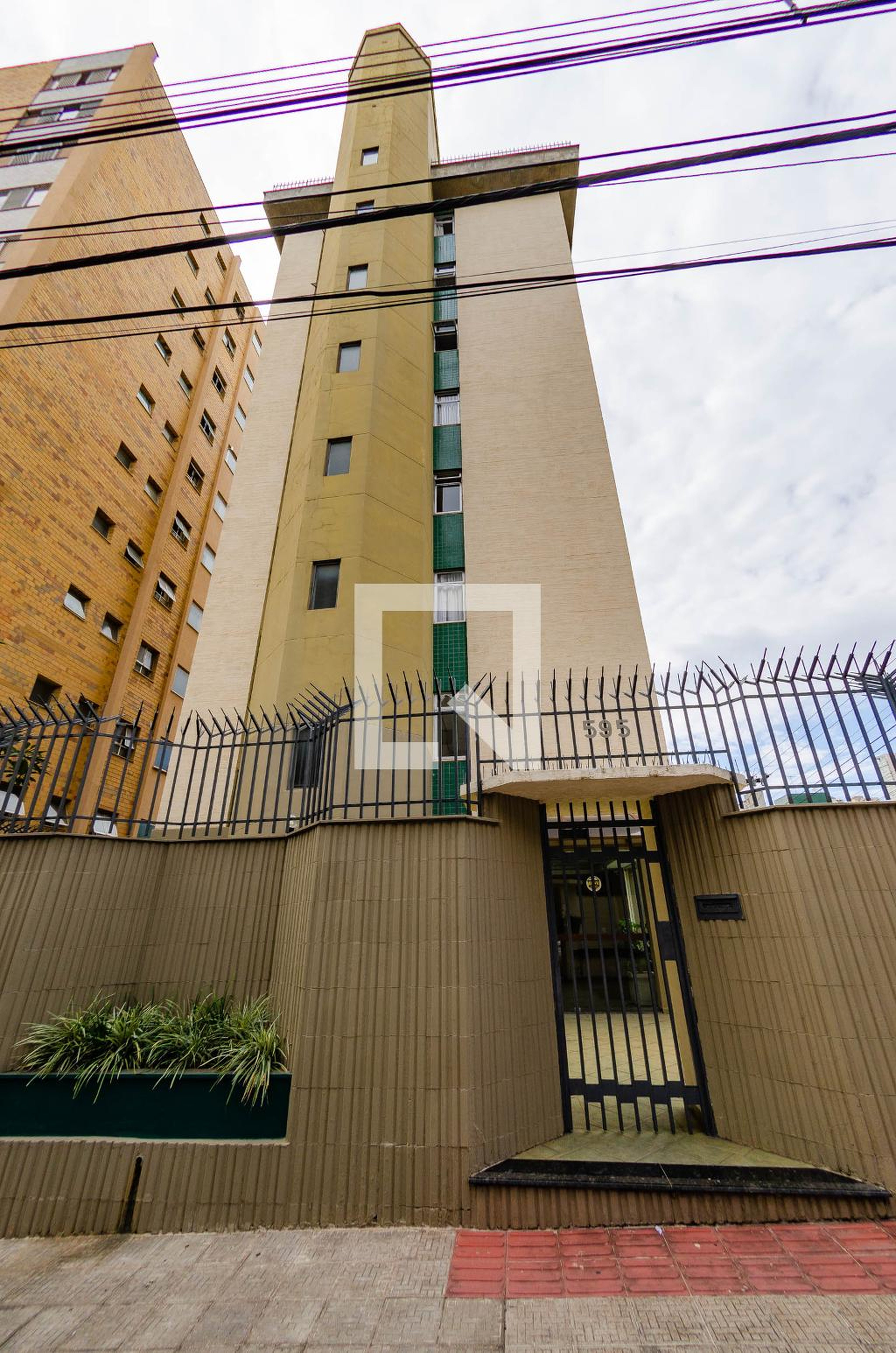 Fachada Condomínio em Rua Oscar Trompowsky, 595