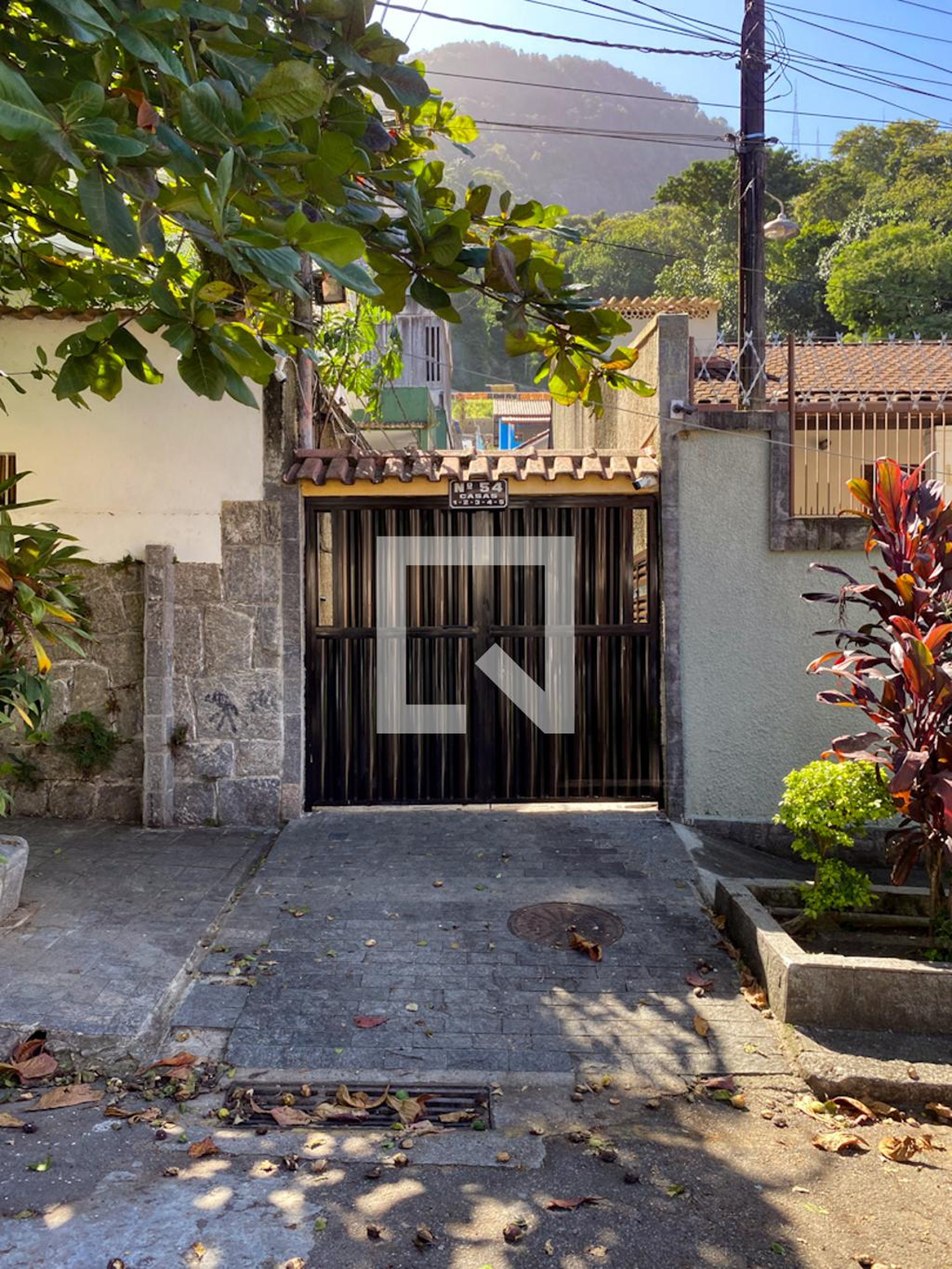 Fachada Condomínio em Rua Barão de Oliveira Castro, 54