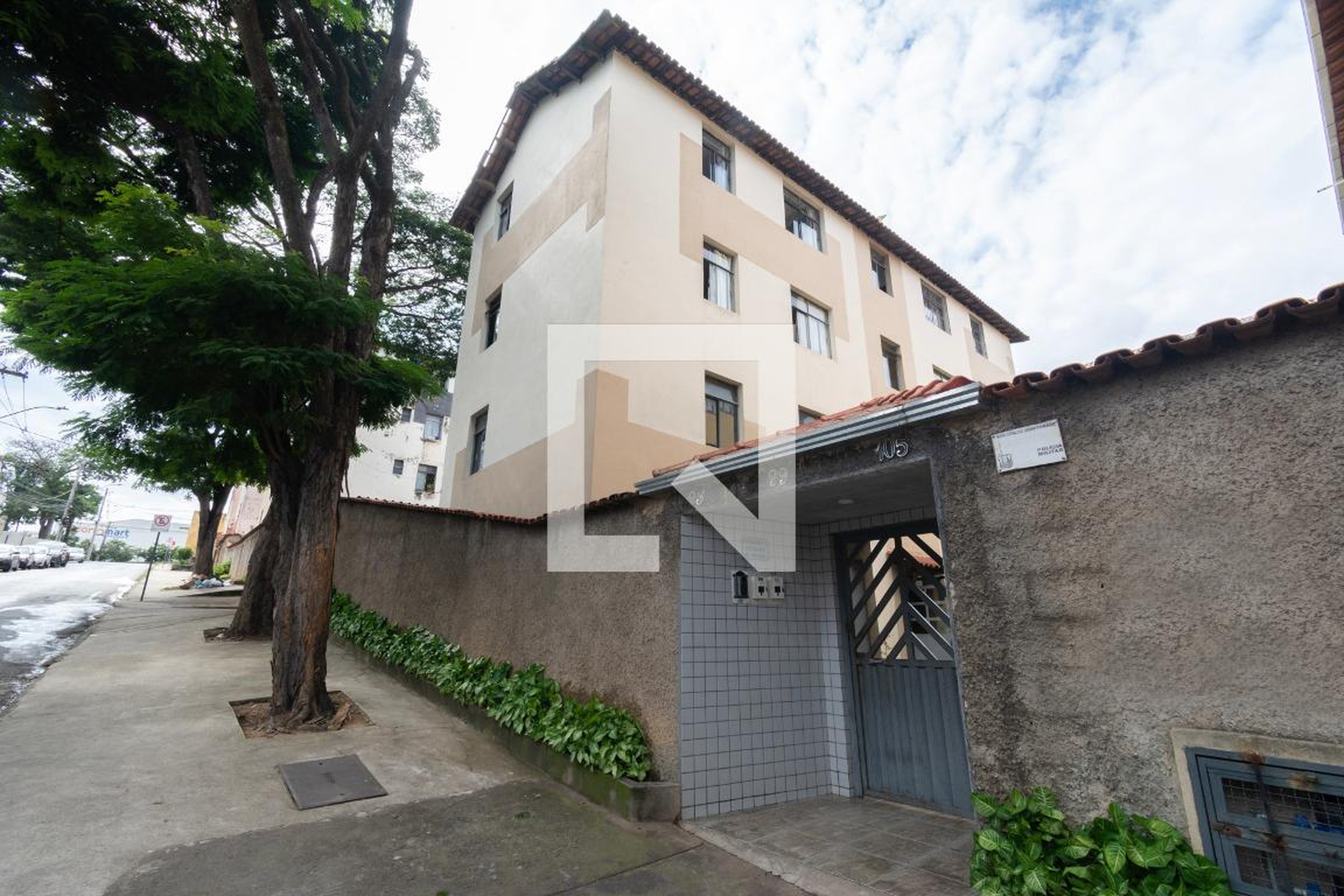 Fachada Condomínio em Rua Manoel Gonçalves, 93