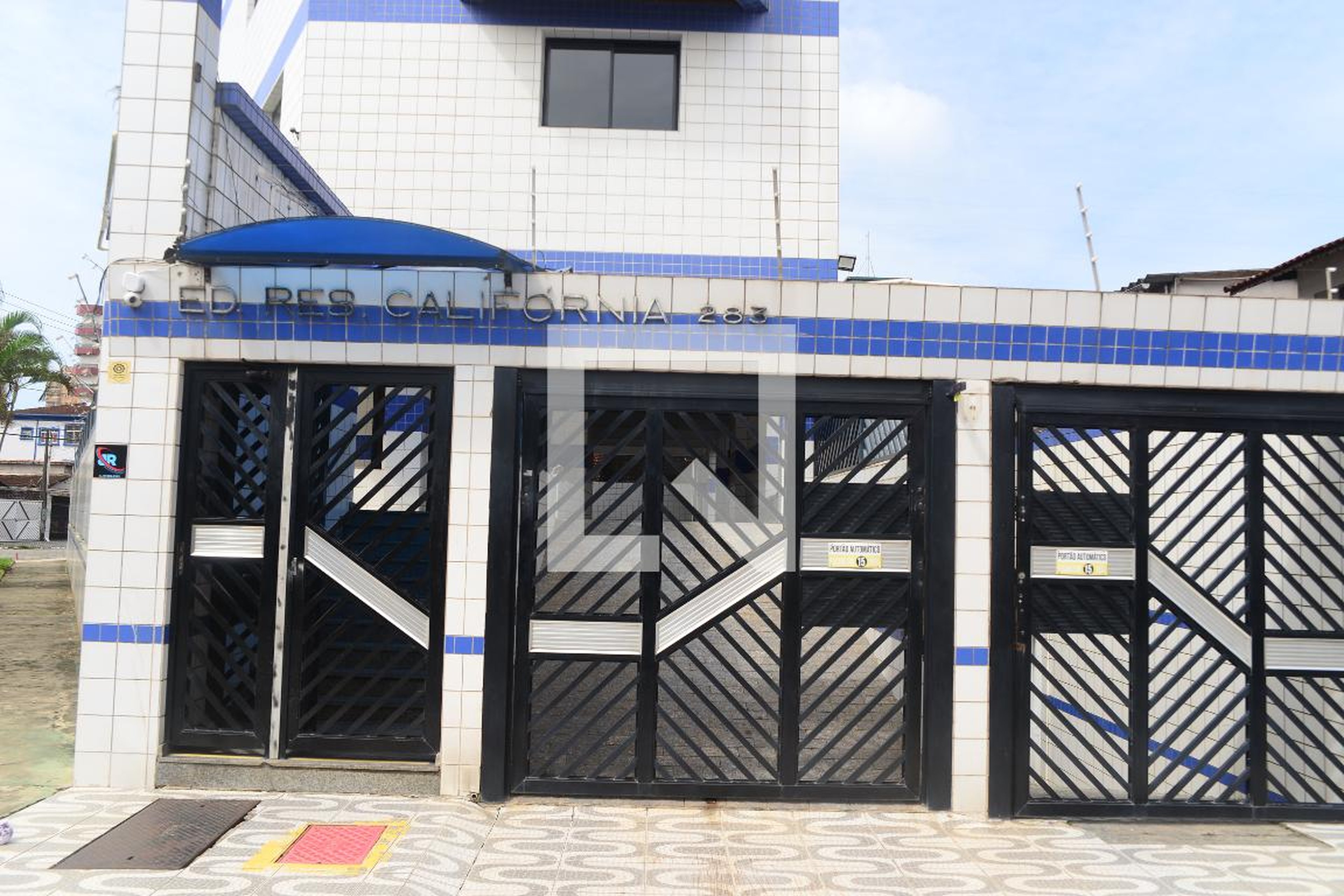 Fachada Condomínio em Rua Michel Alca, 180