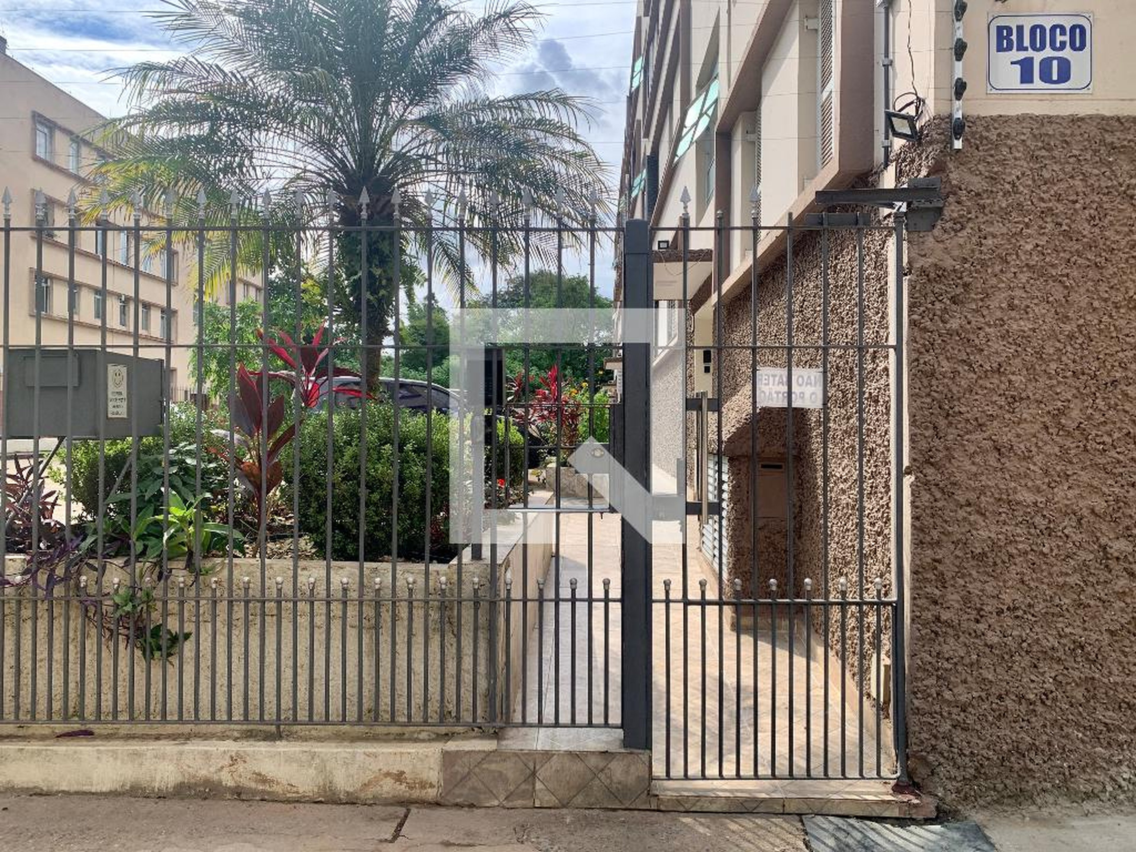 Fachada Condomínio em Rua Professor Demóstenes B. Figueira Marques, 10