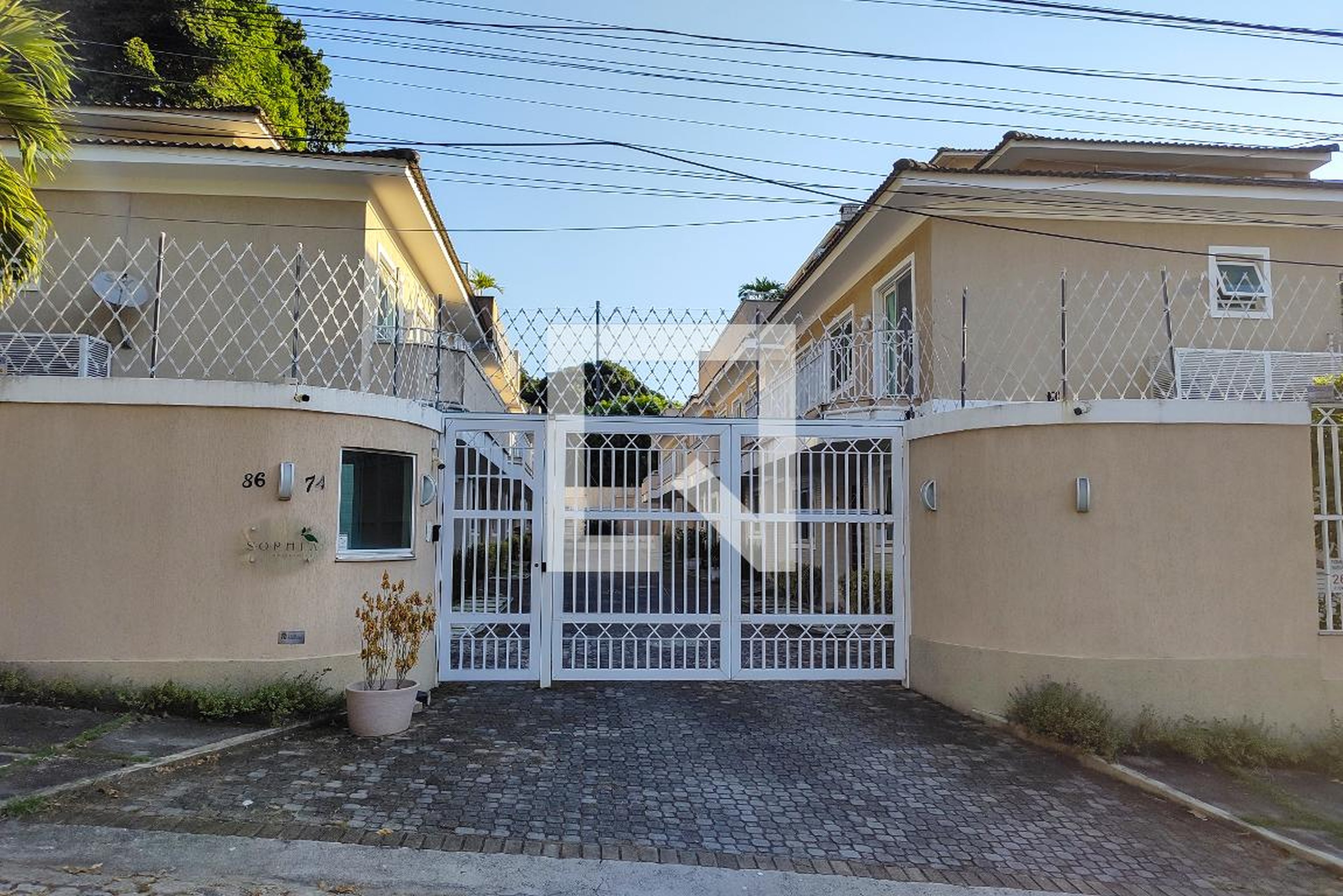 Fachada do condomínio Condomínio em Rua Doutor Oliveira Botelho, 74