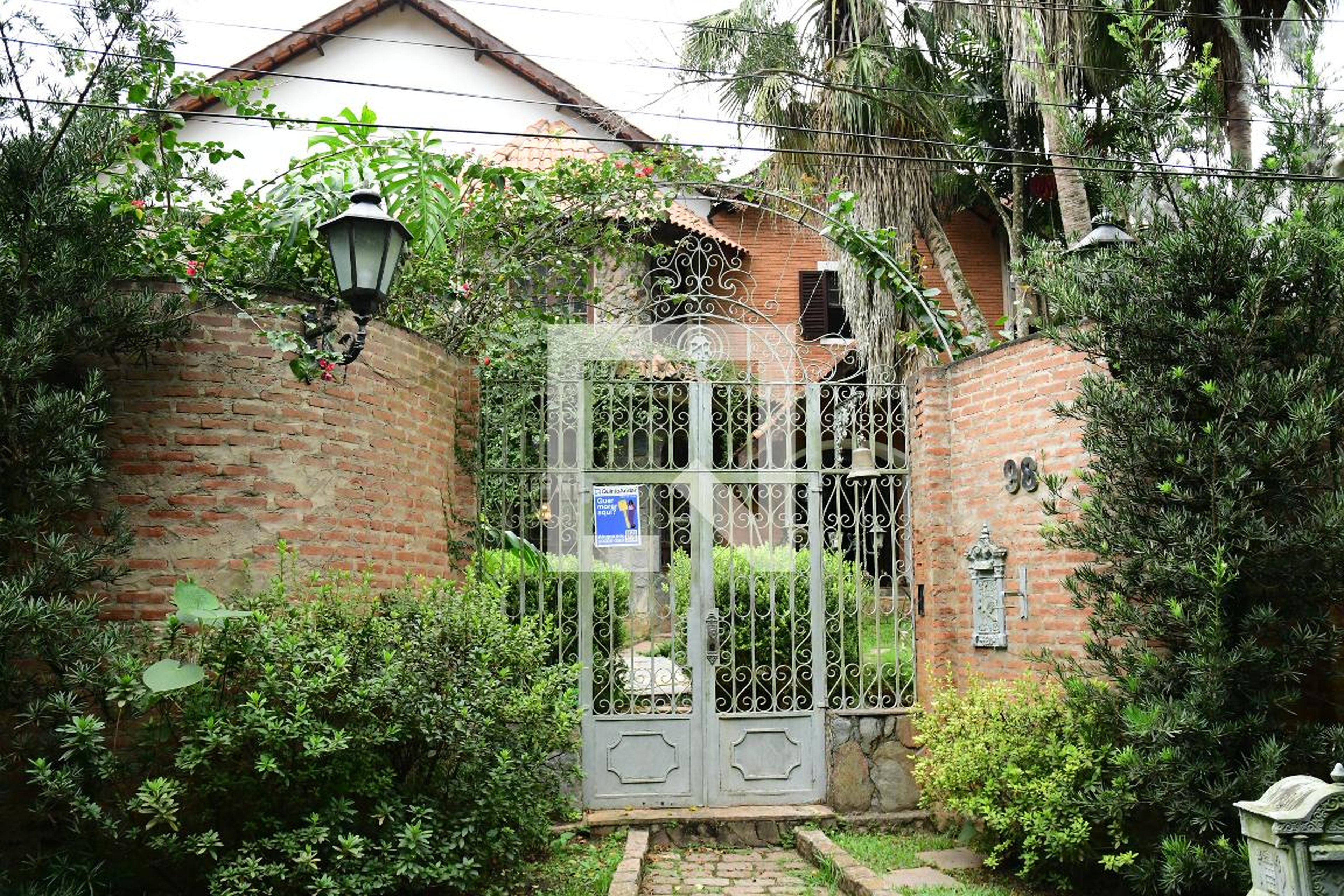 Fachada Condomínio em Rua Gabiarra, 98