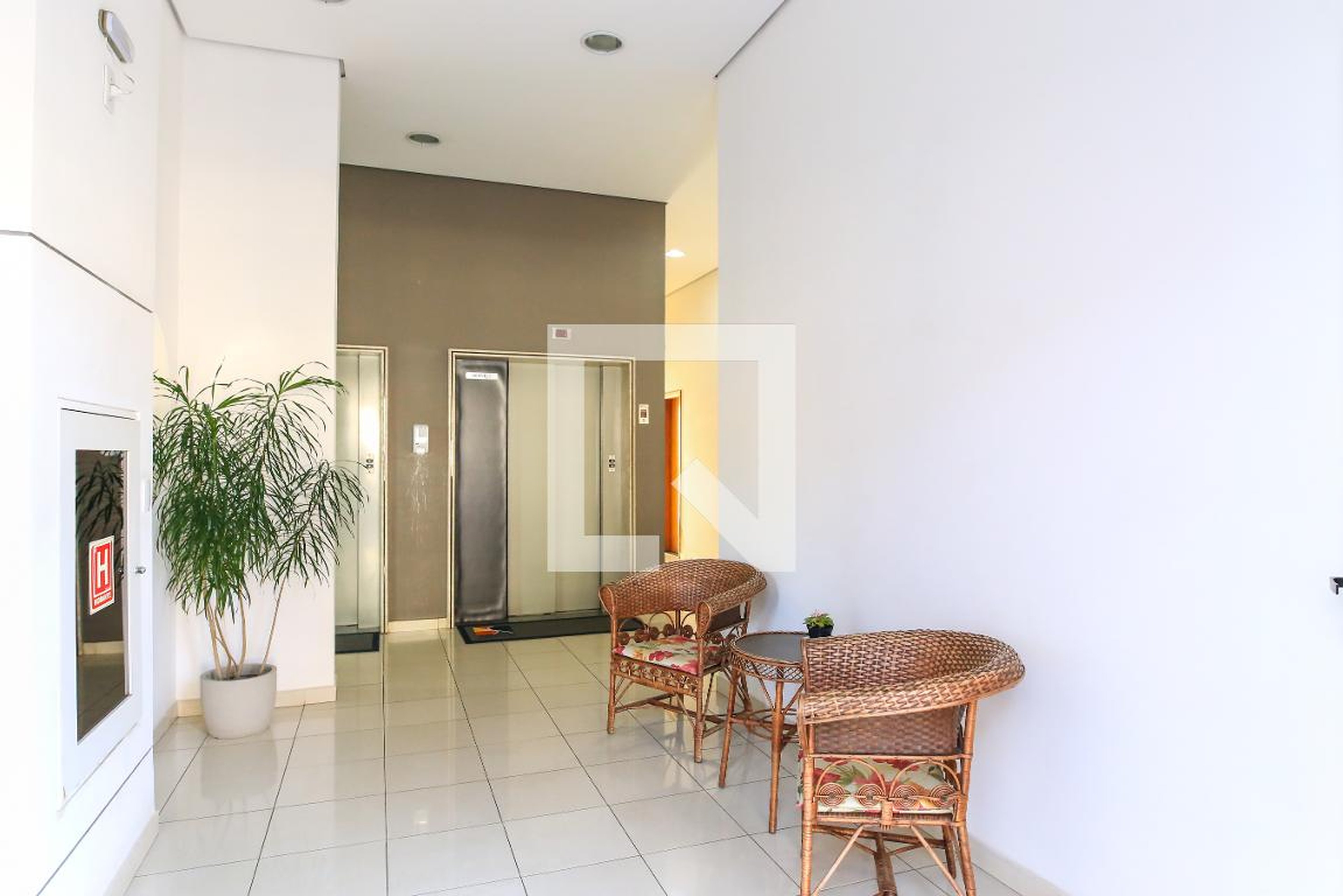 Hall - Adiana Studium