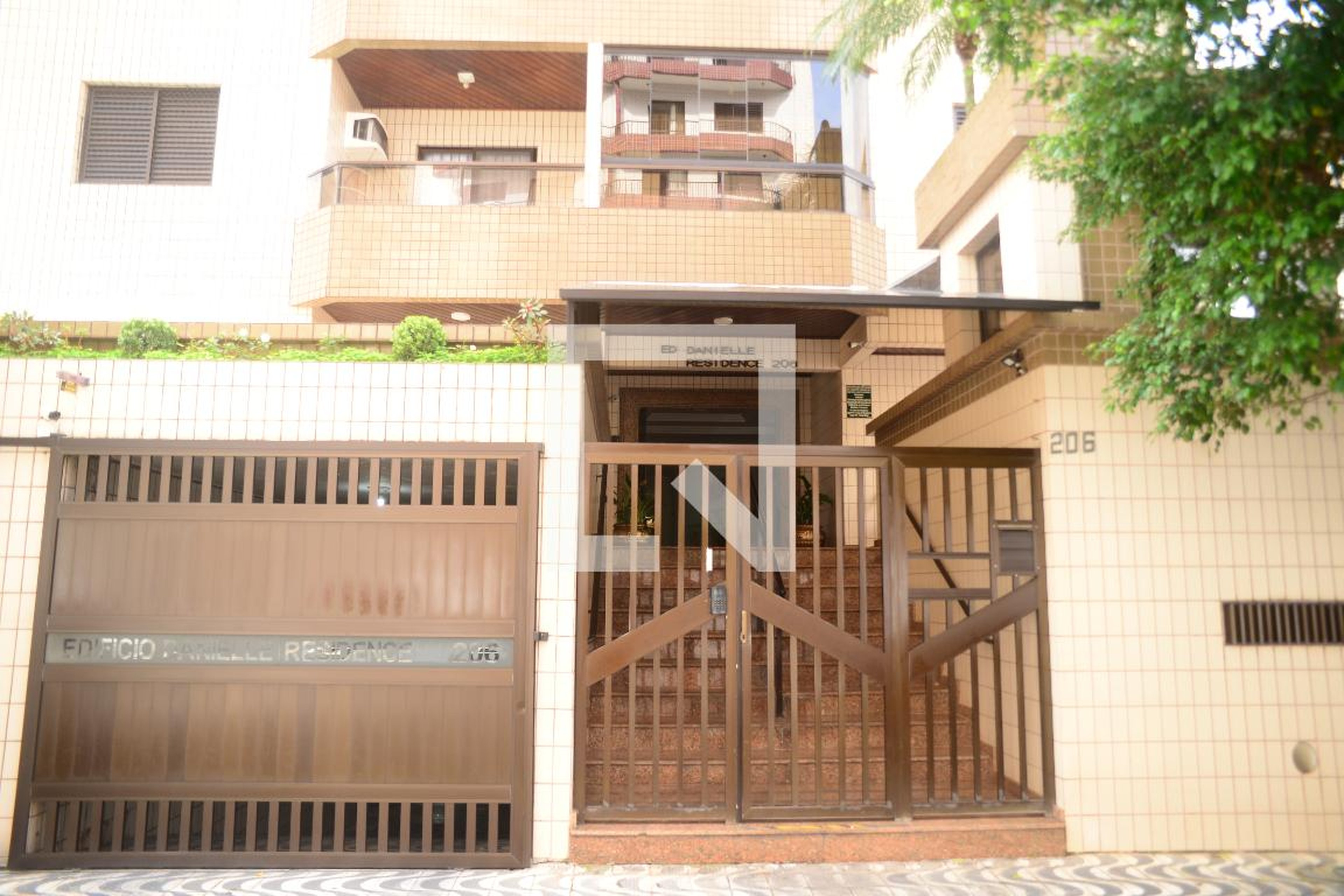 Fachada Condomínio em Rua Guimarães Rosa, 206