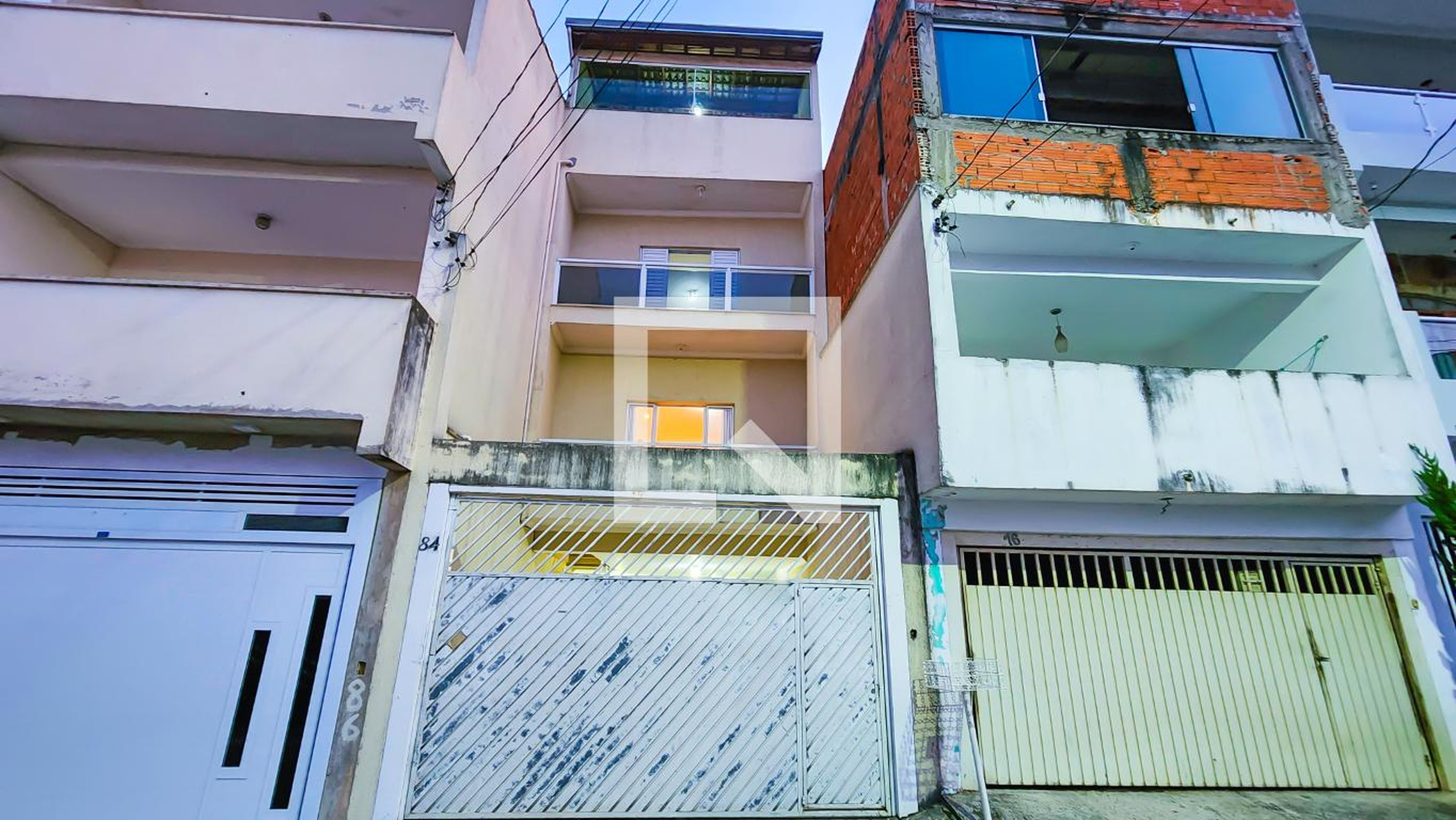 Fachada Condomínio em Rua Quartzo, 84