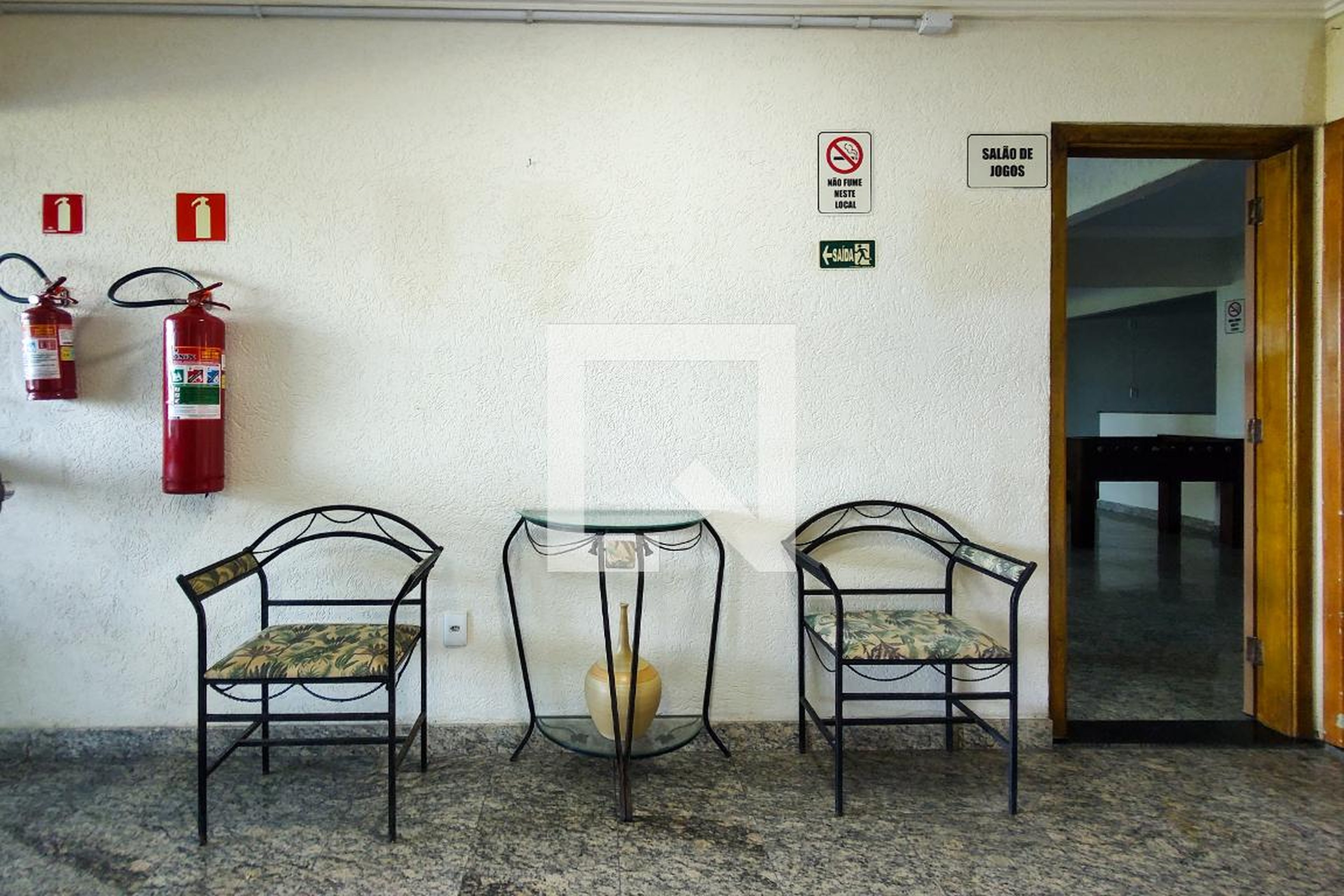 Hall de entrada Condomínio em Rua Mario Daige, 106