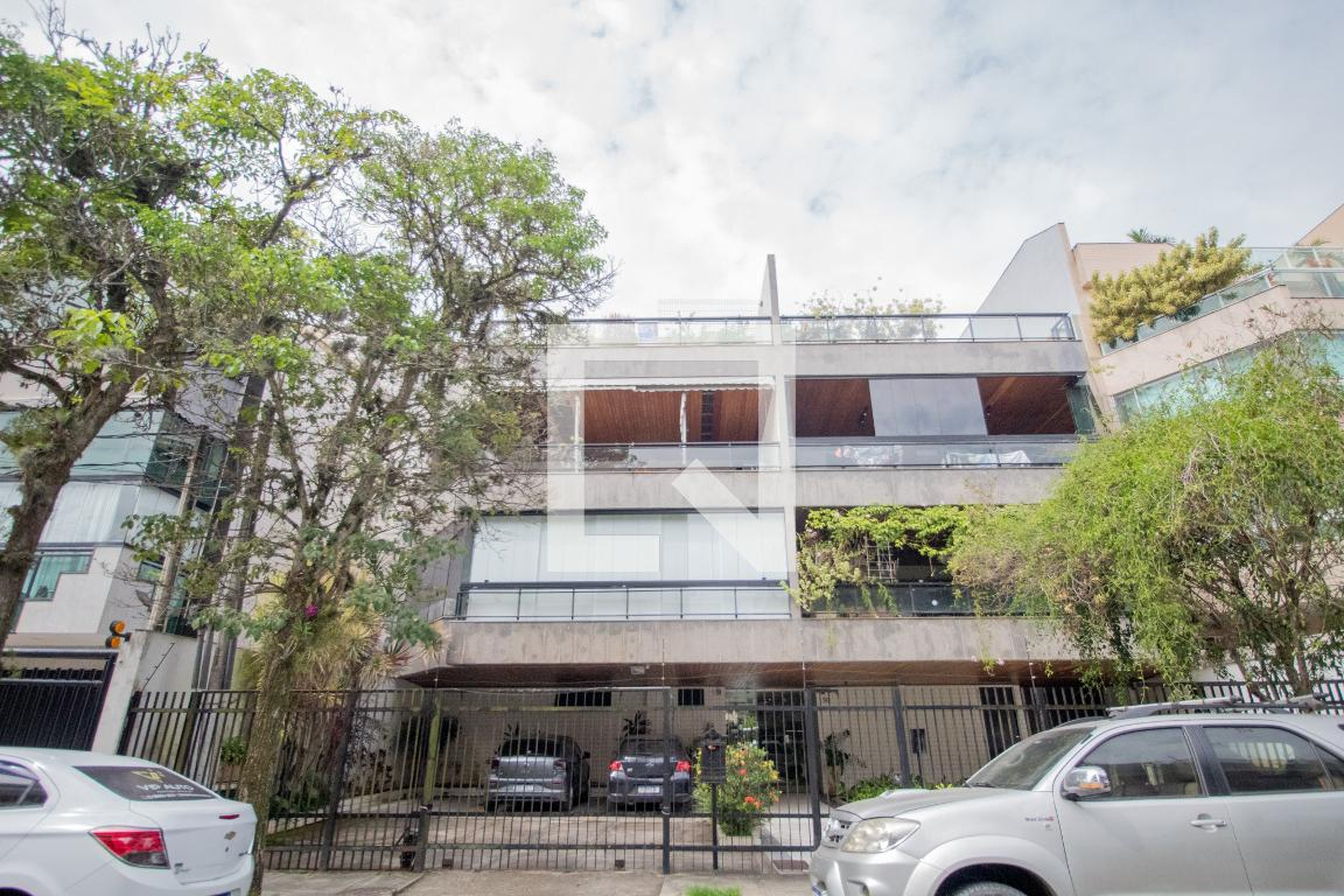 Fachada Condomínio em Rua Vicente Leporace, 150