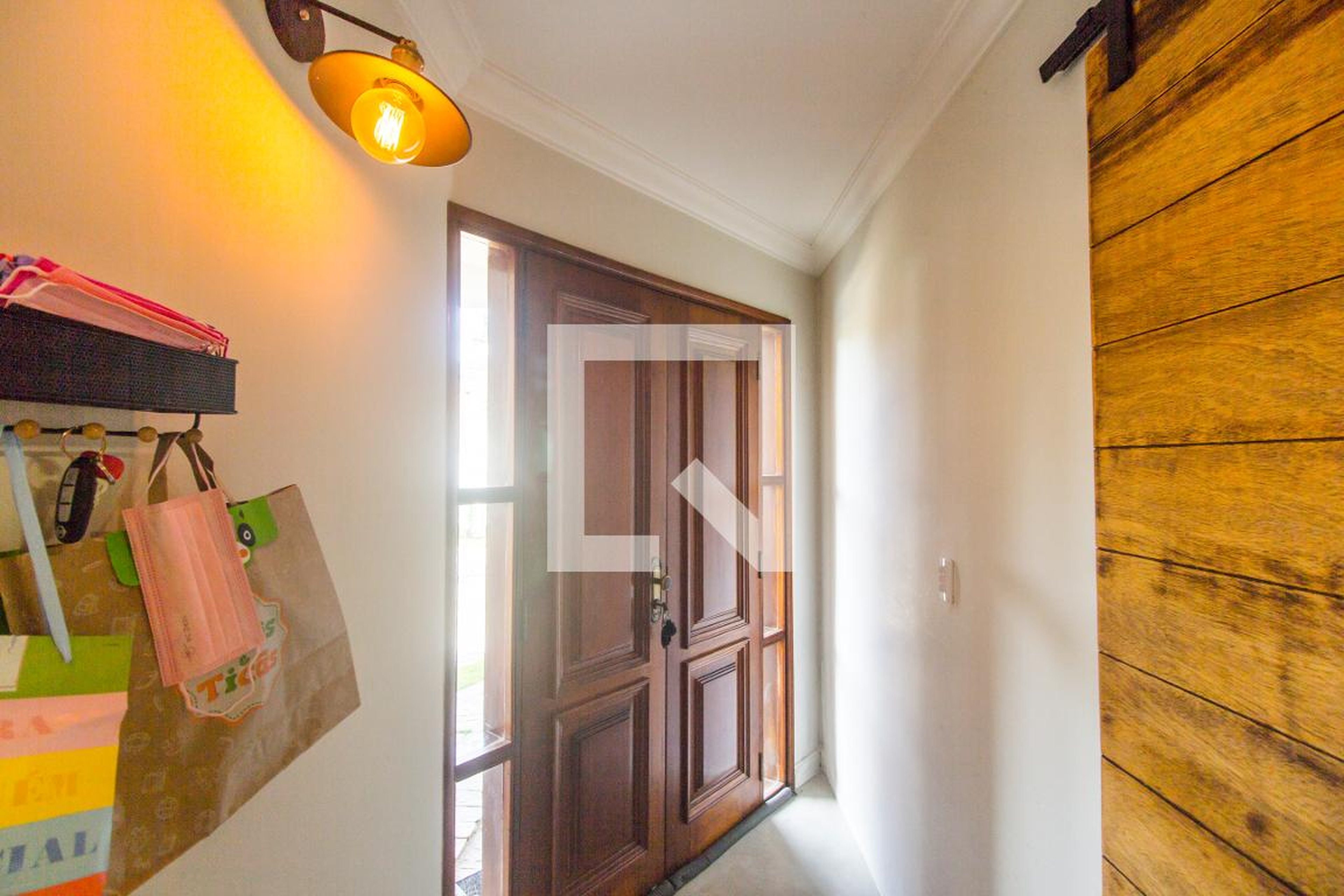 Entrada Condomínio em Alameda Piratinins, 119