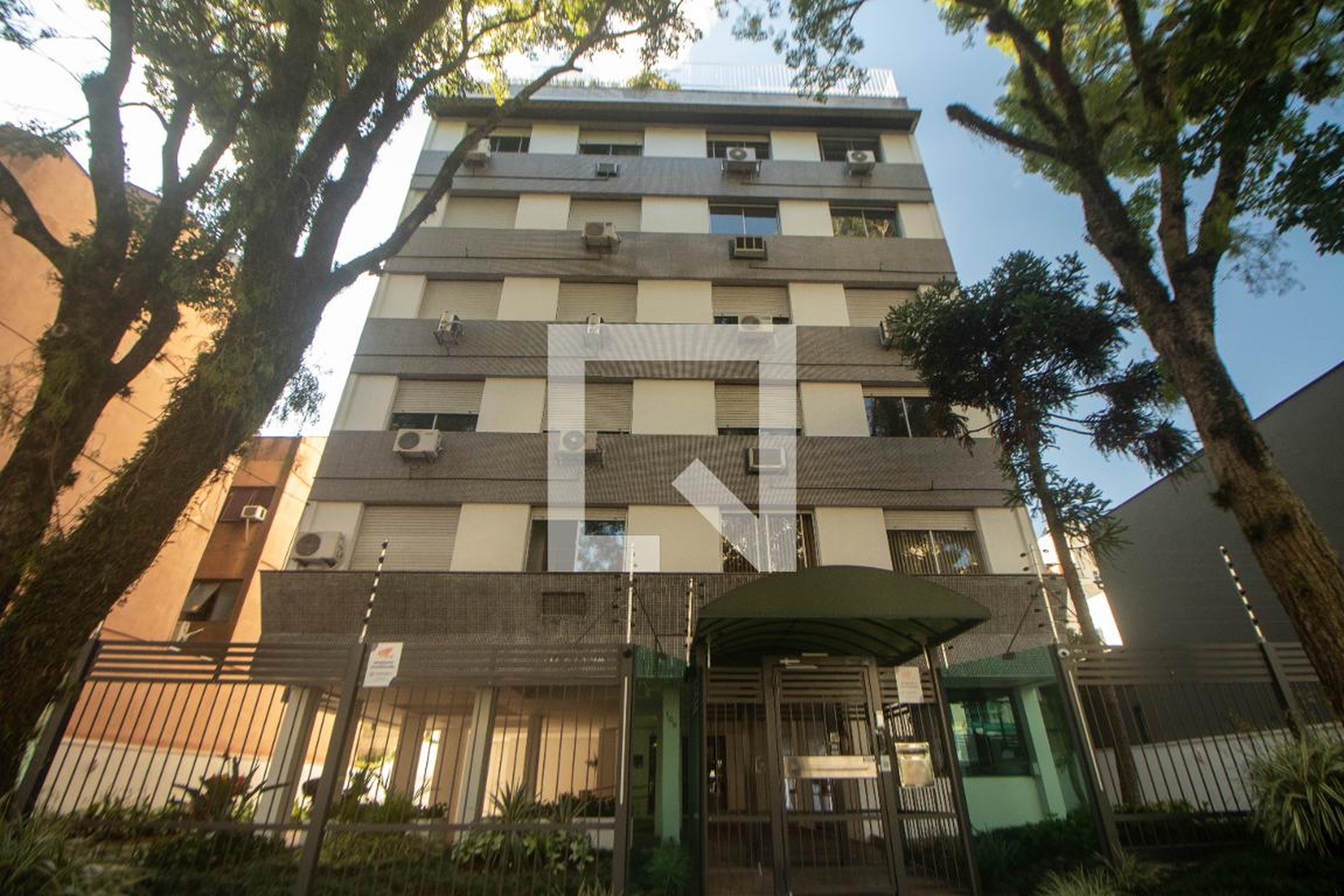 Fachada Condomínio em Rua Pedro Ivo, 500