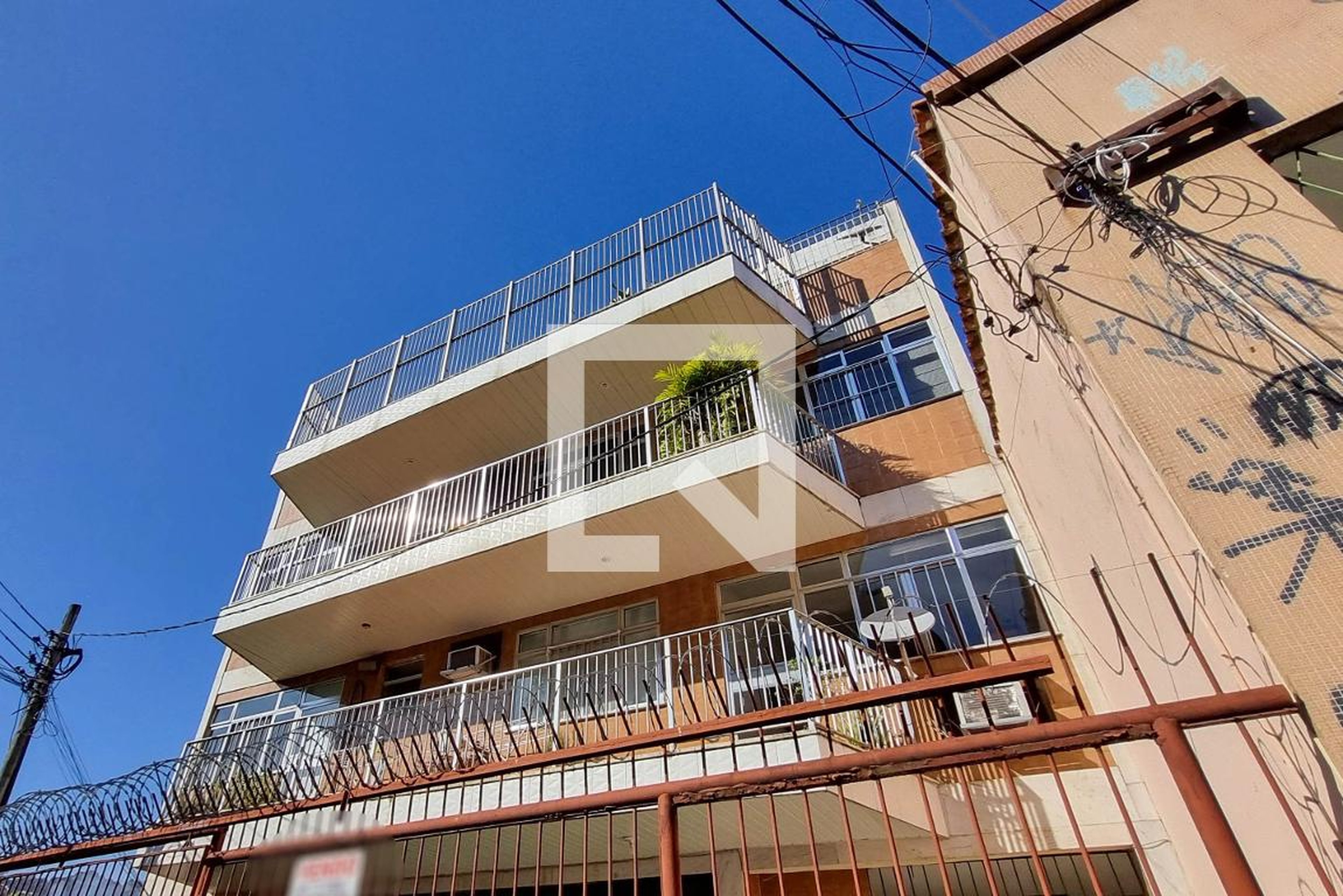 Fachada Condomínio em Rua Ambíré Cavalcânti, 204