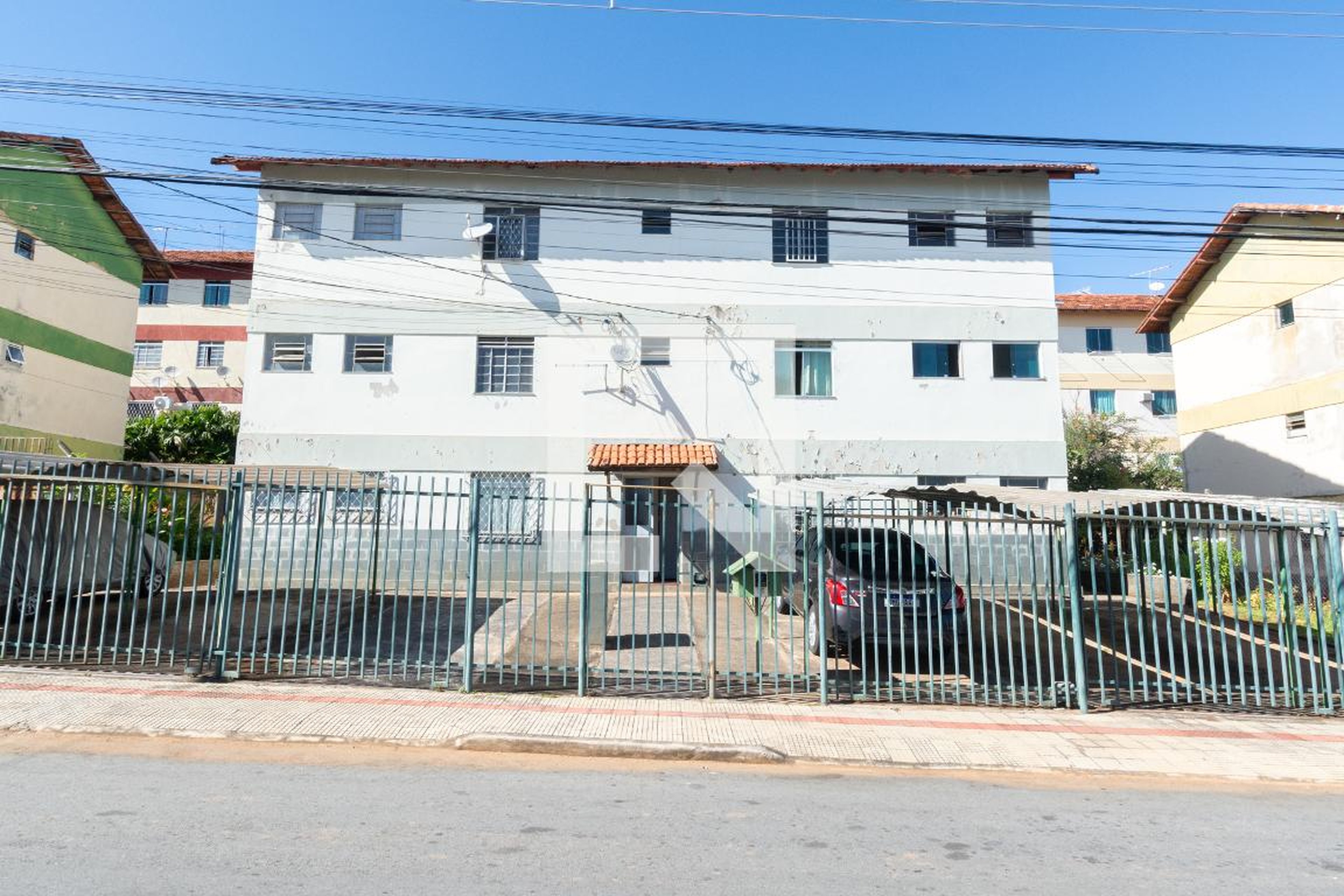 fachada Condomínio em Rua W-3, 155