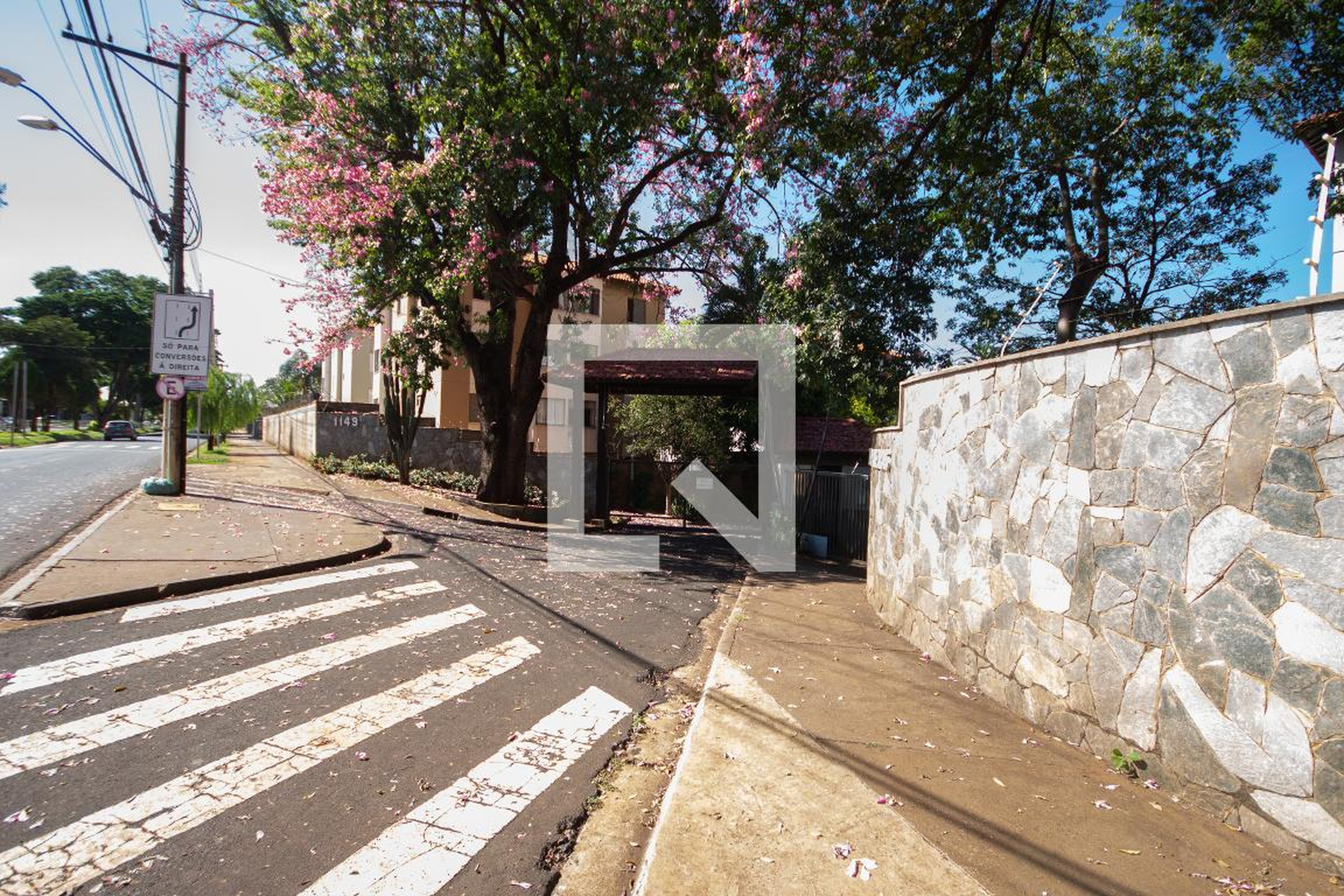 Fachada do condomínio Condomínio Paineiras