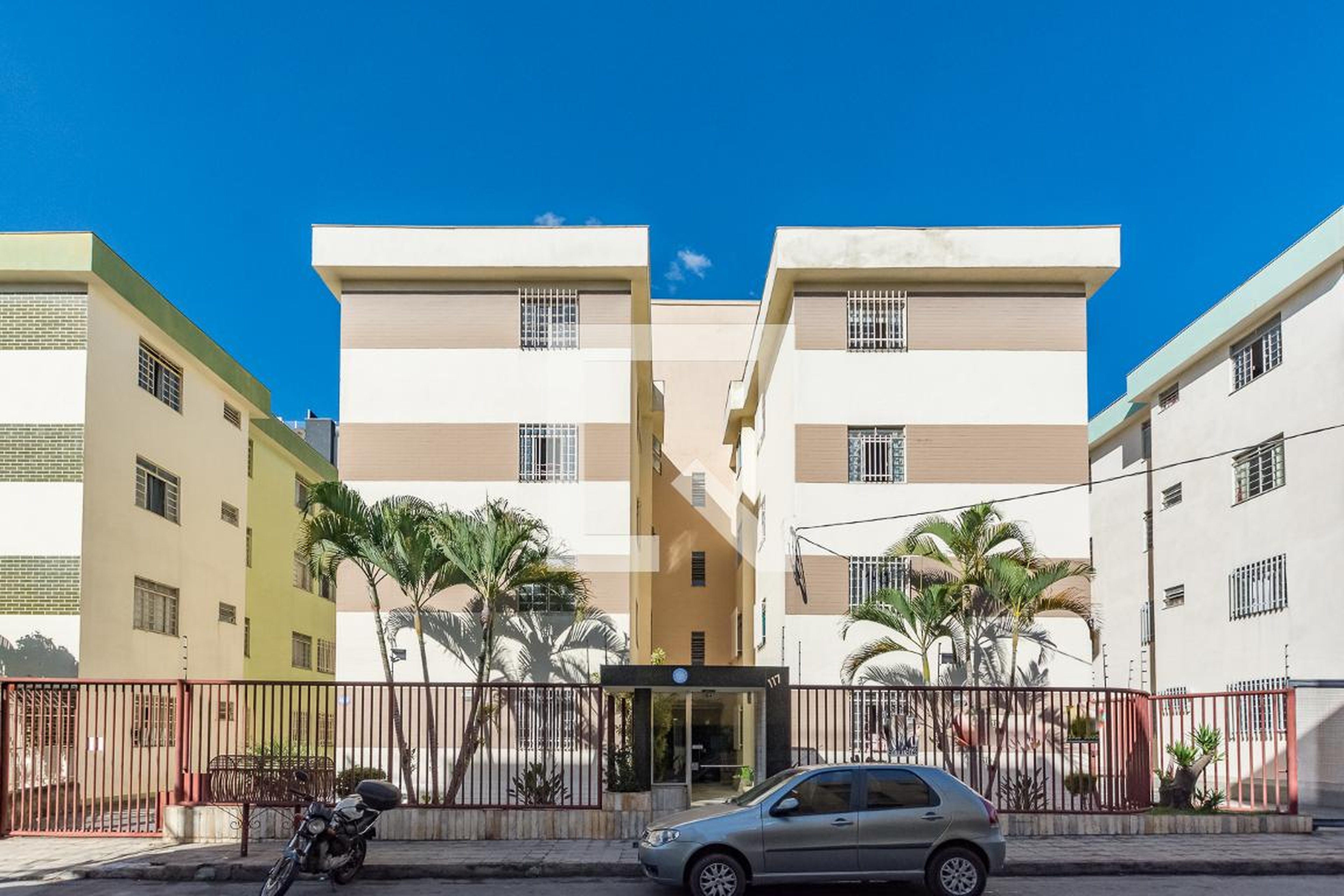 Fachada Condomínio em Rua Açucenas, 117