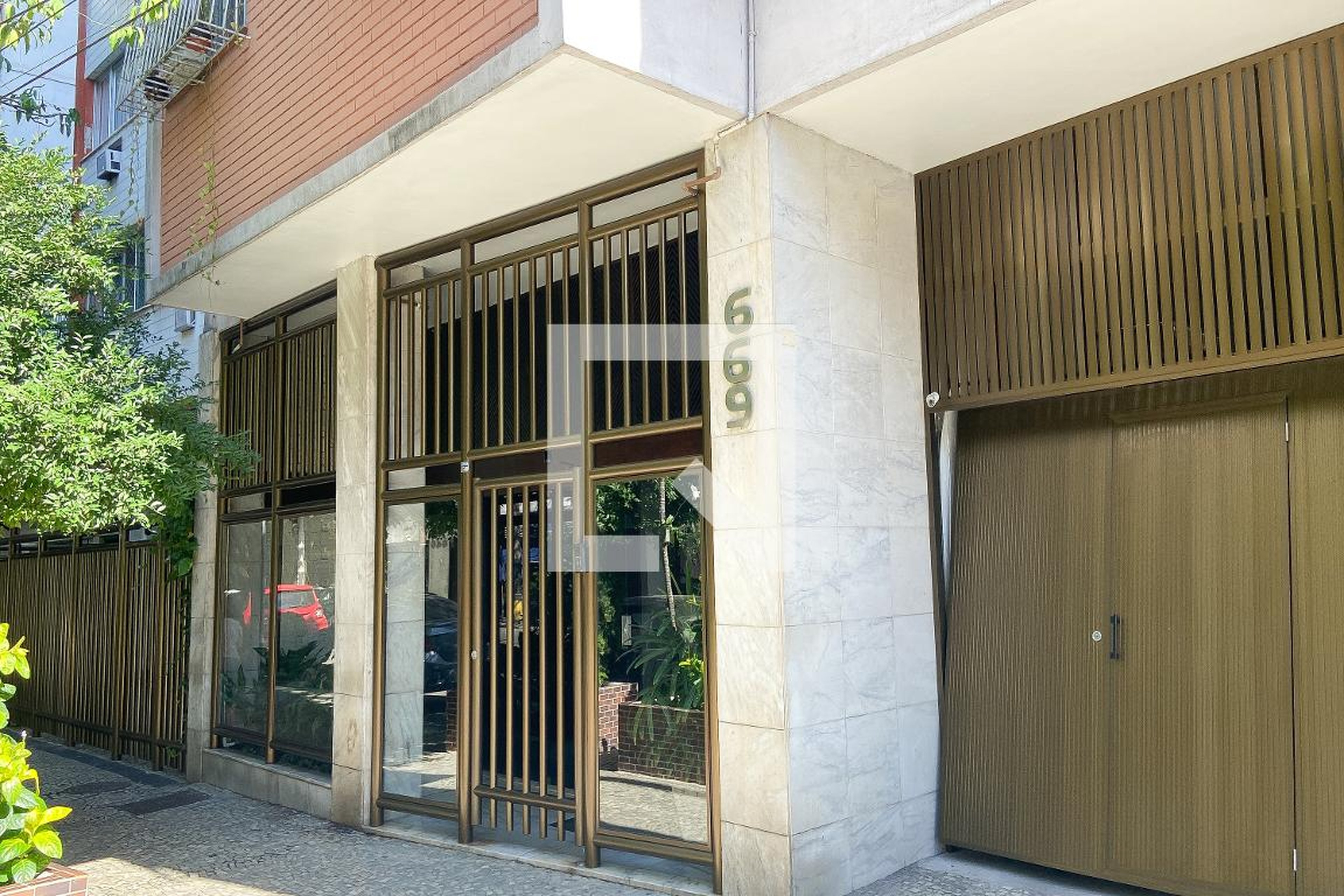 Fachada Condomínio em Rua Dias Ferreira, 669