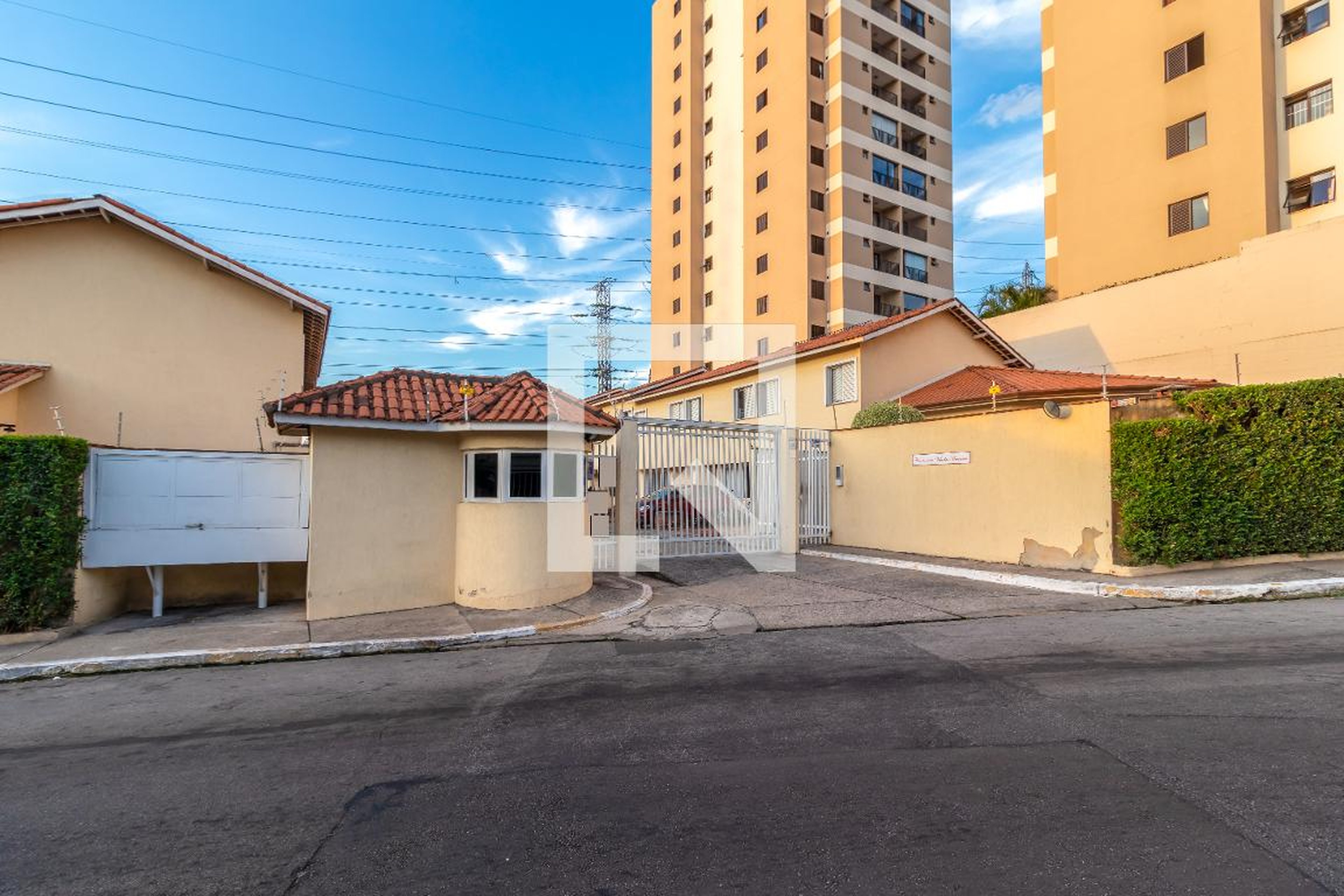 Fachada do Condomínio Condomínio Vila das Macieiras