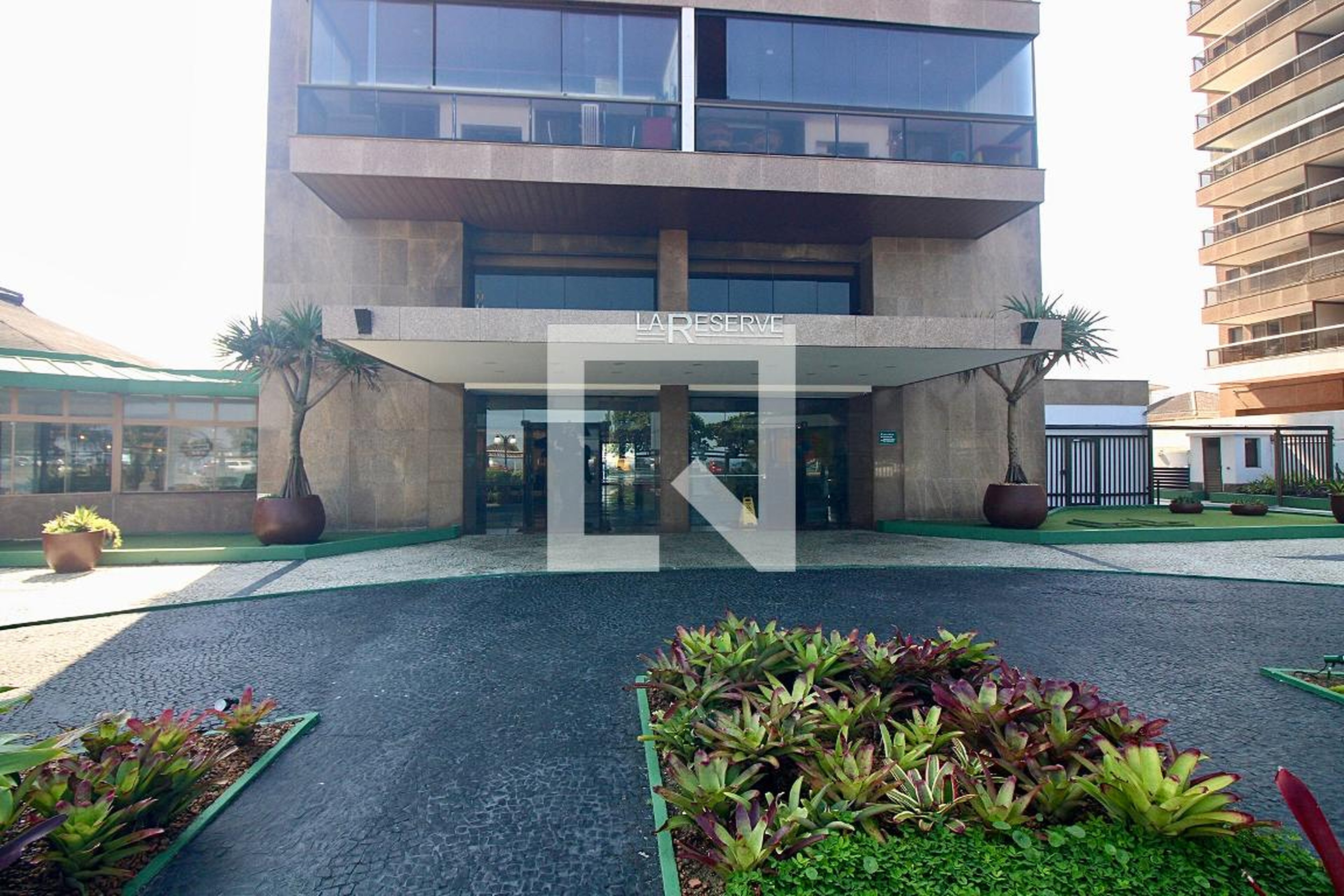 Fachada do Prédio Condomínio La Reserve