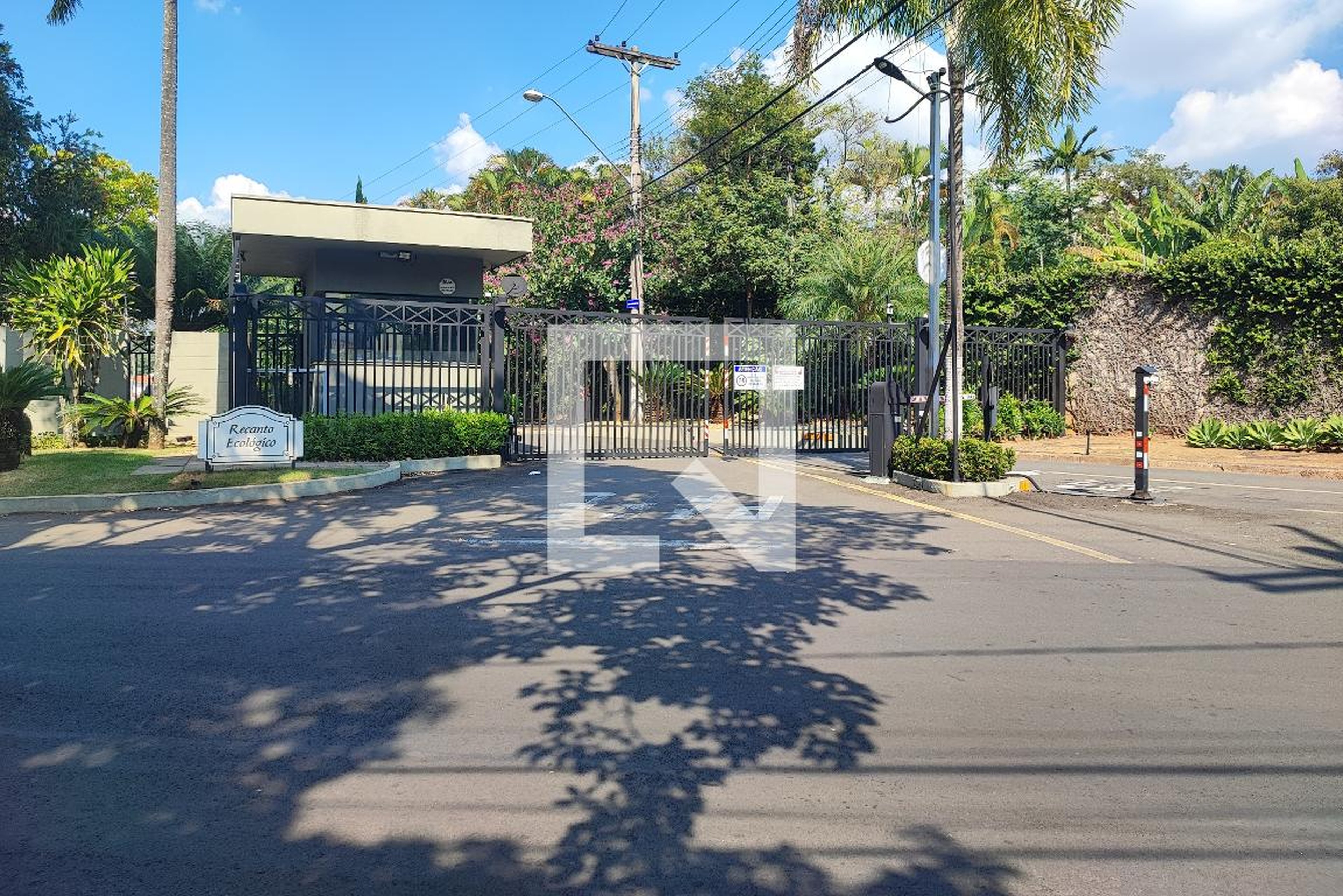 Fachada do Condomínio Condomínio em Rua Serra do Japi, 110