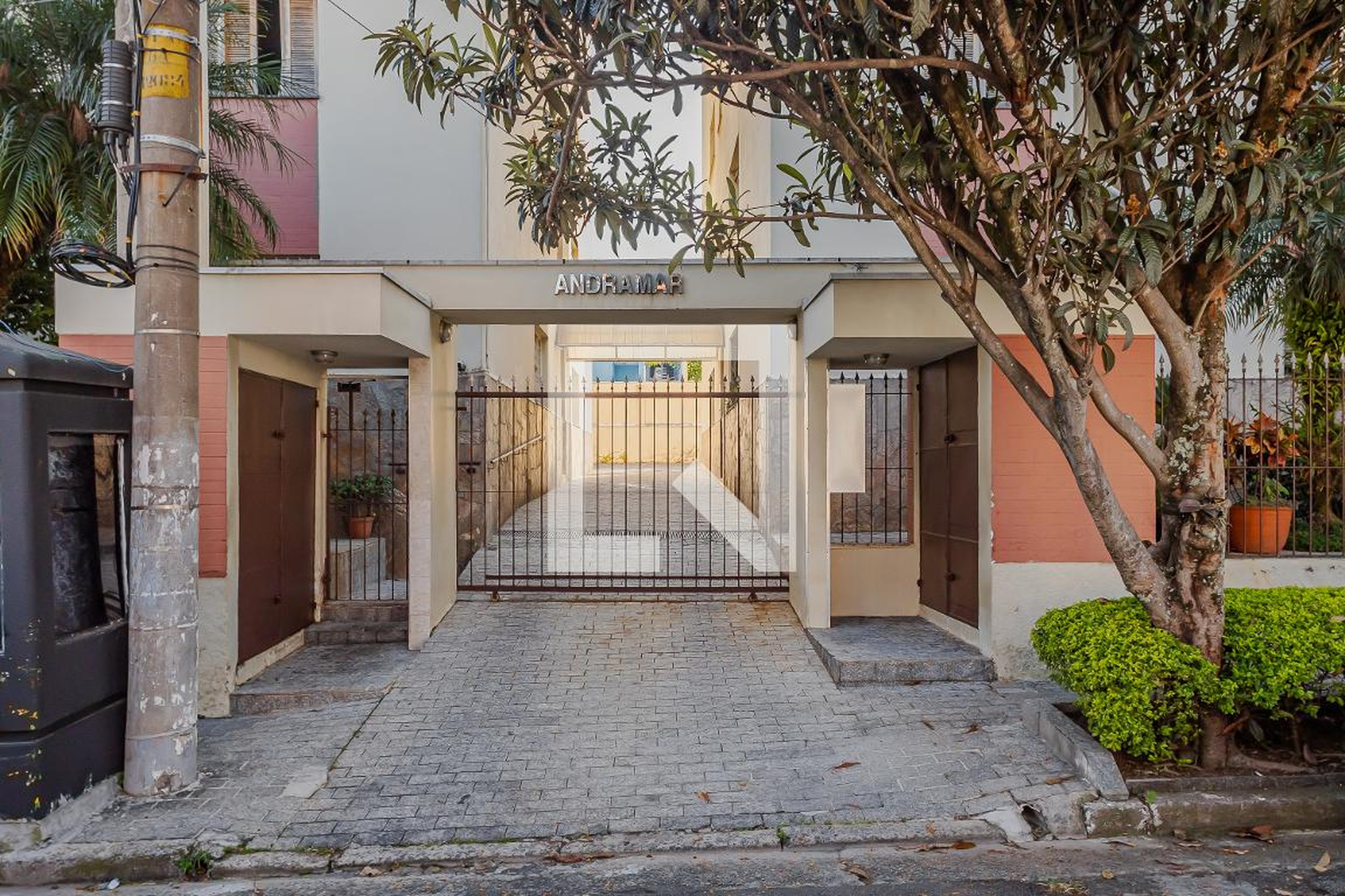 Fachada Condomínio em Rua Barão de Morenos, 84