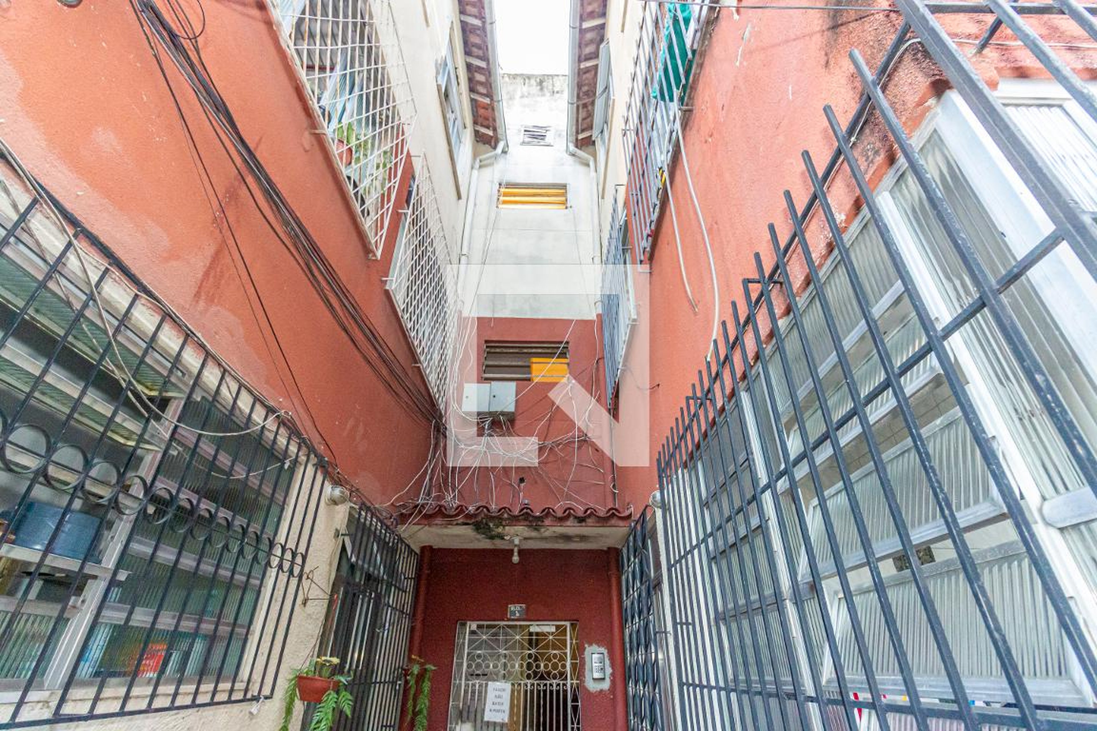 Fachada Condomínio em Rua Ana Teles, 270