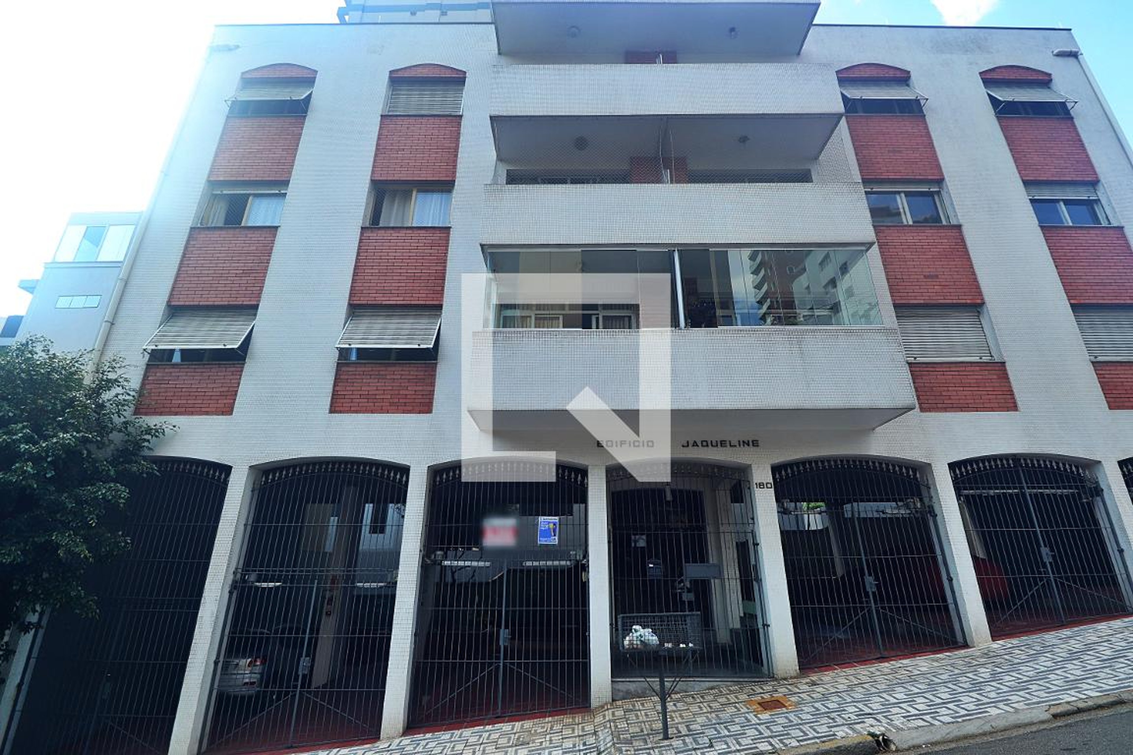 Fachada Condomínio em Rua Dona Maria do Carmo, 160