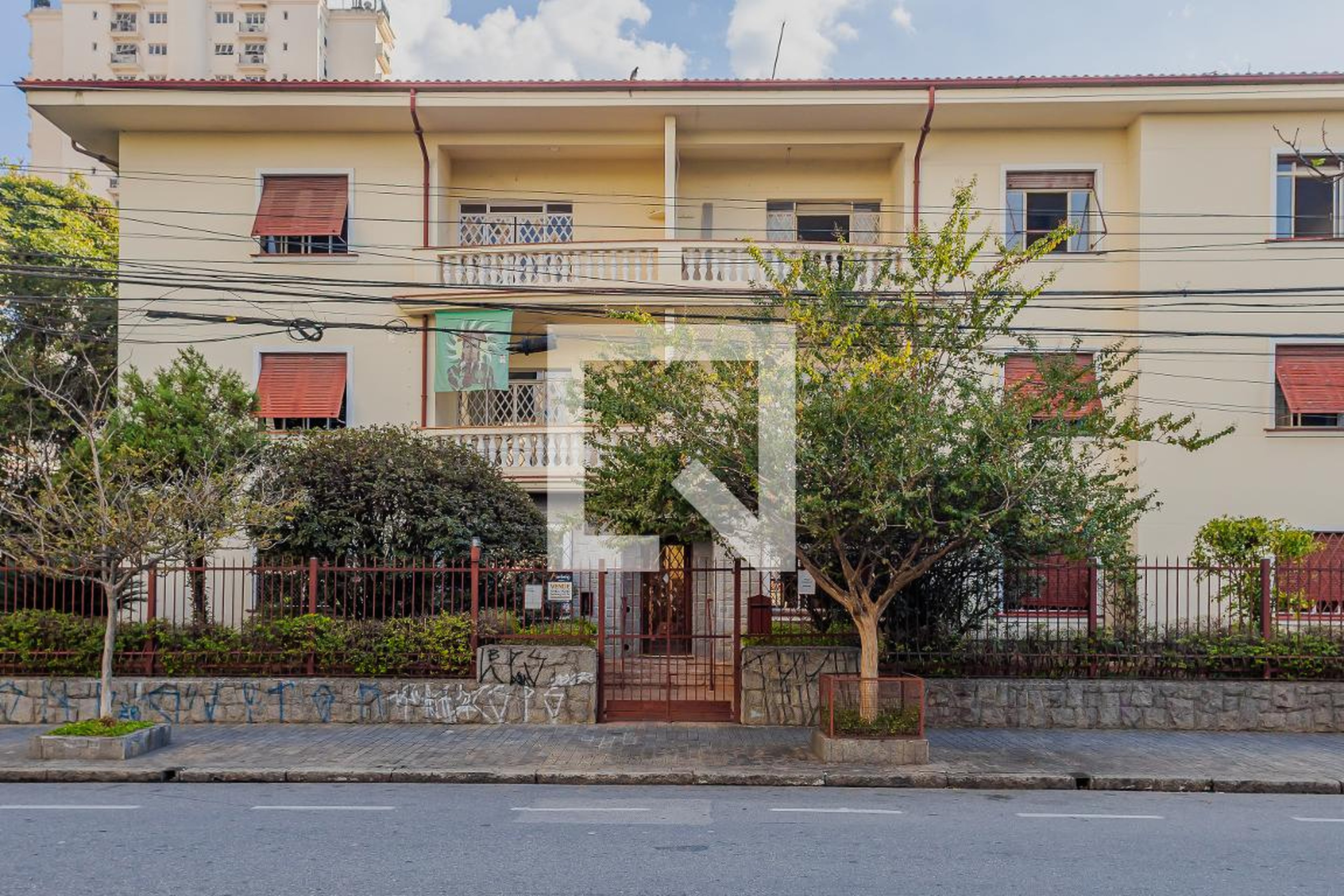 Fachada Condomínio em Rua Fernão Dias, 355