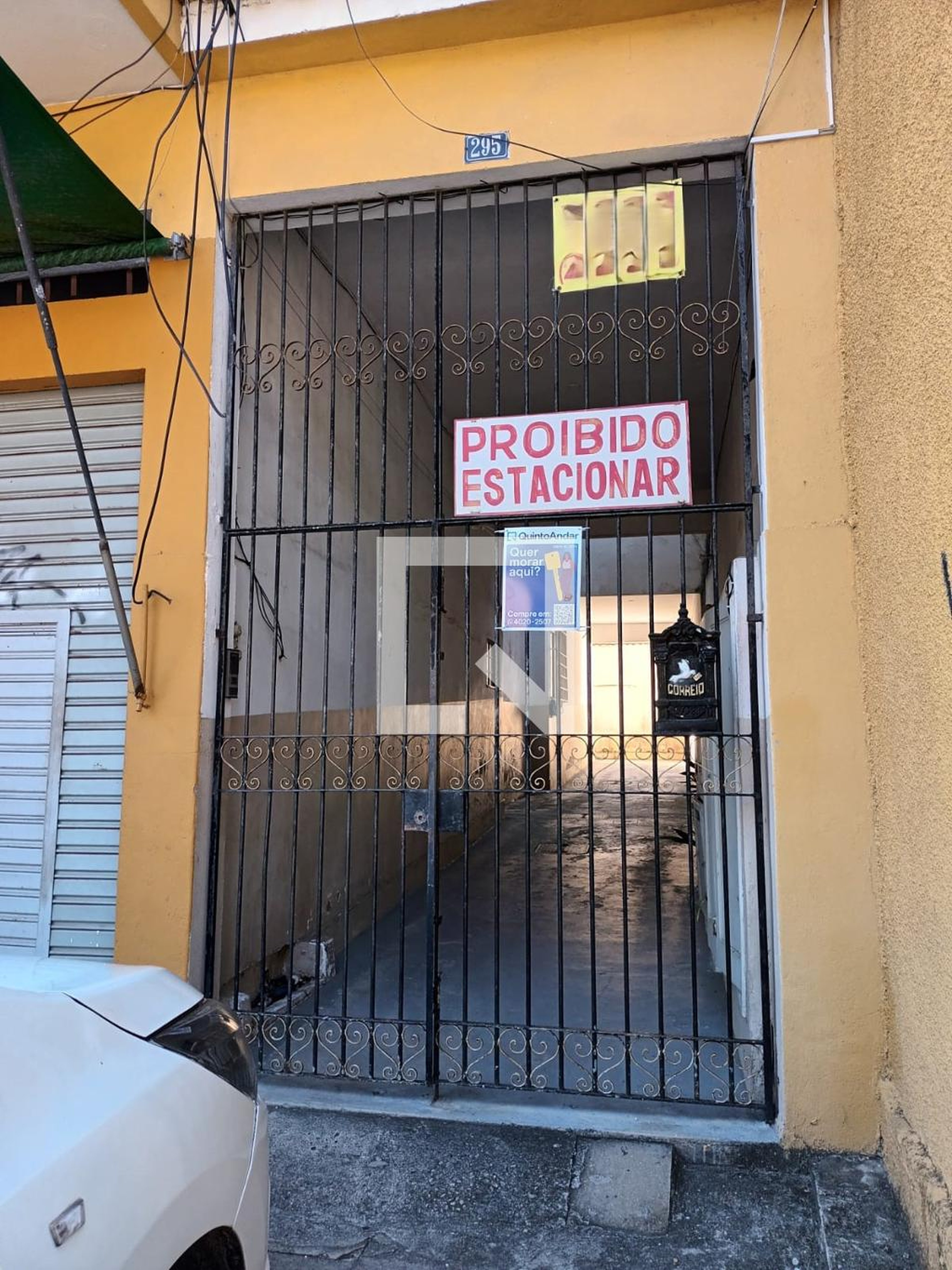 Fachada Condomínio em Rua Torres de Oliveira, 295