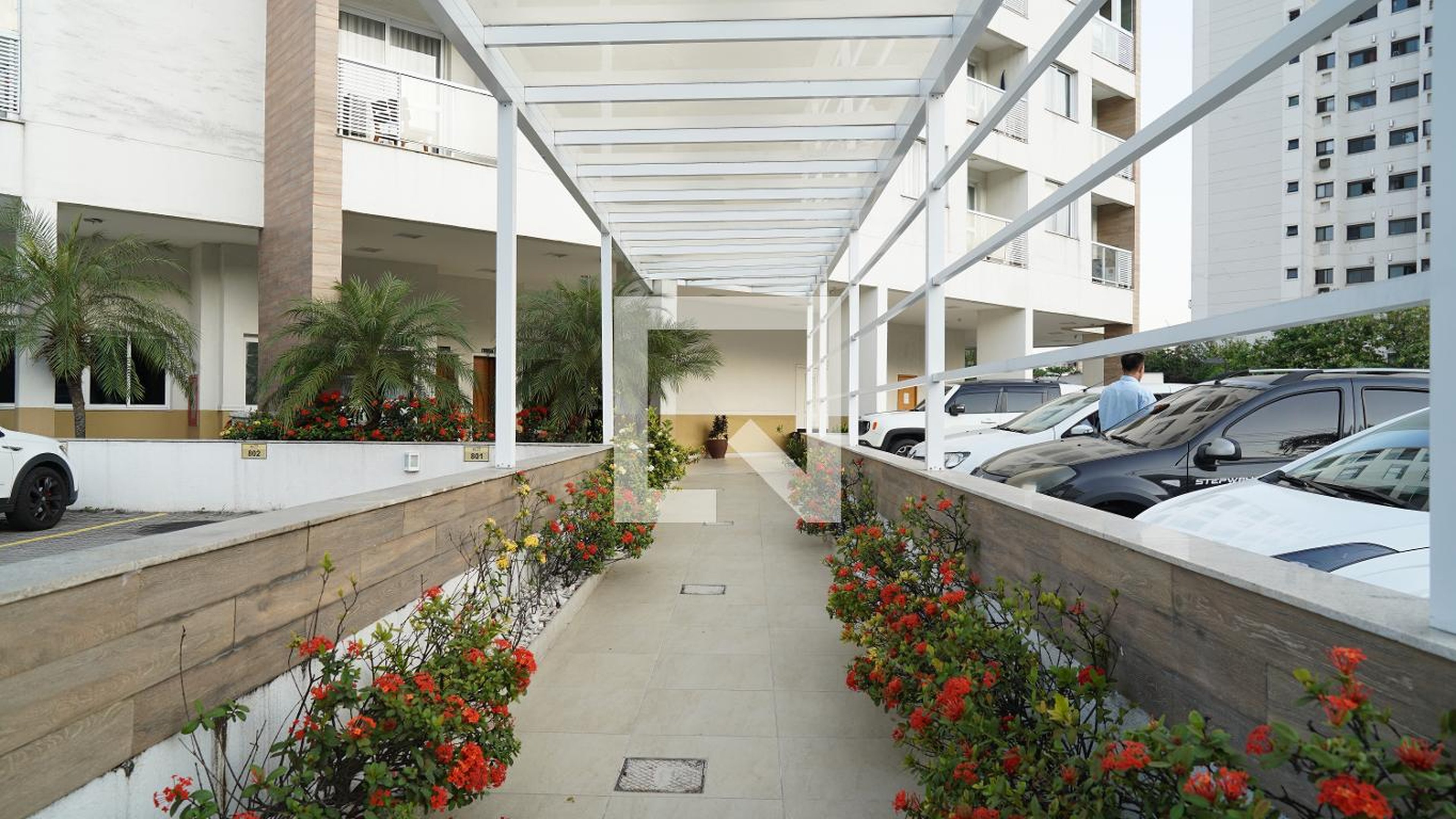 Fachada Condomínio em Rua Pedra Dourada, 6677