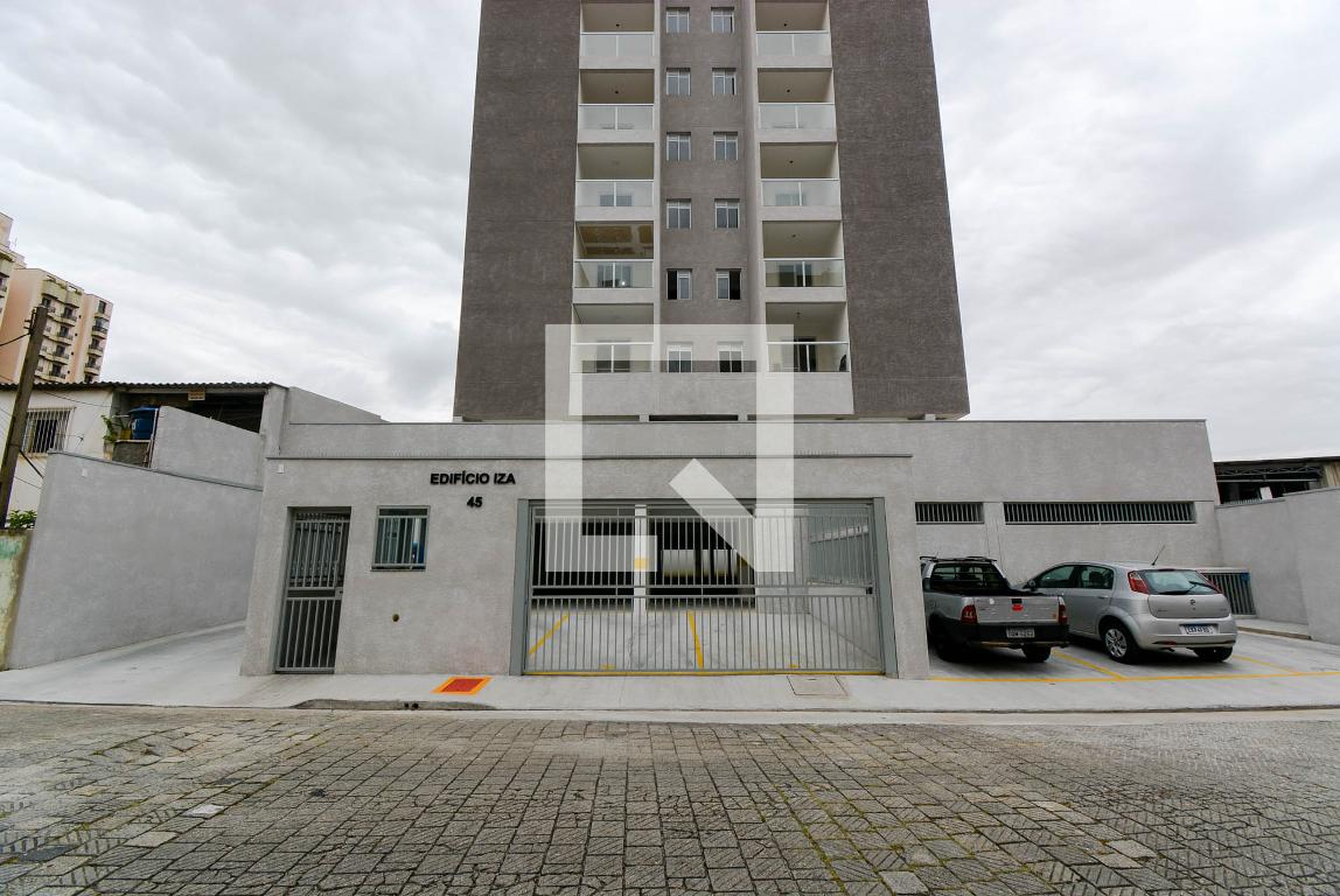 Fachada do Condomínio Edifício Iza