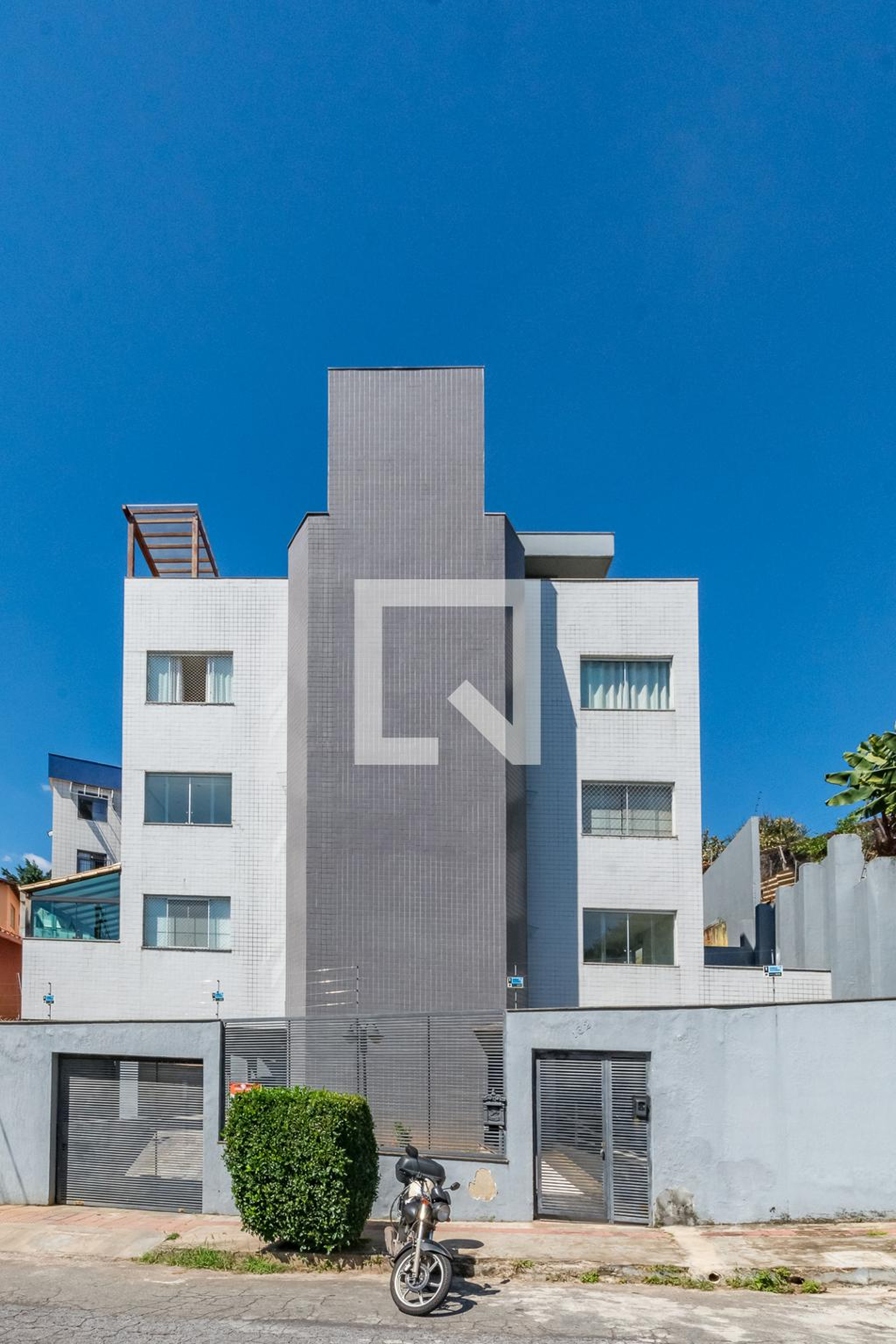 Fachada Condomínio em Rua Gonçalves Figueira, 132