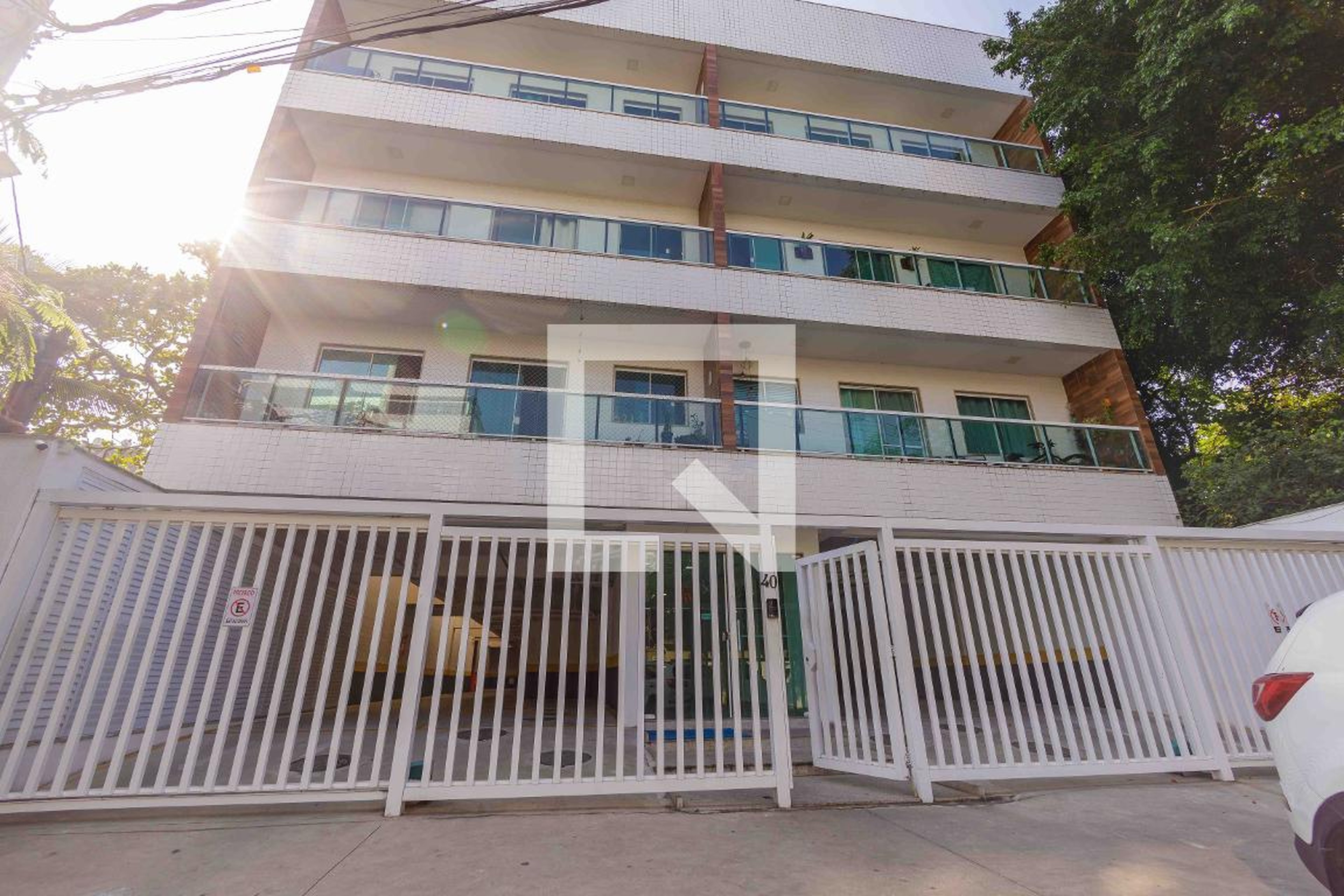 Fachada Condomínio em Rua Professora Edna Côrte Silveira, 40