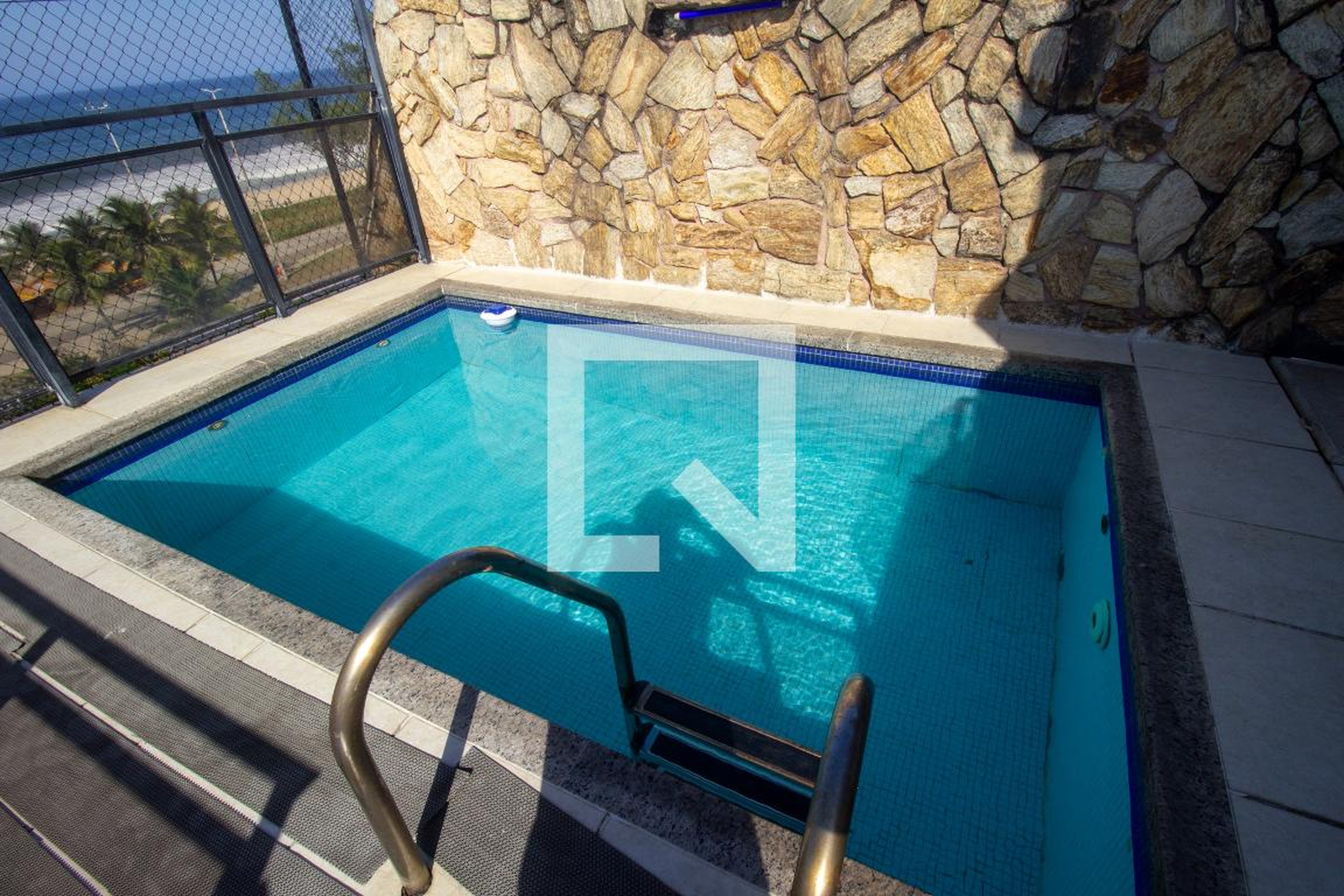 Piscina Condomínio em Avenida Lúcio Costa, 16130