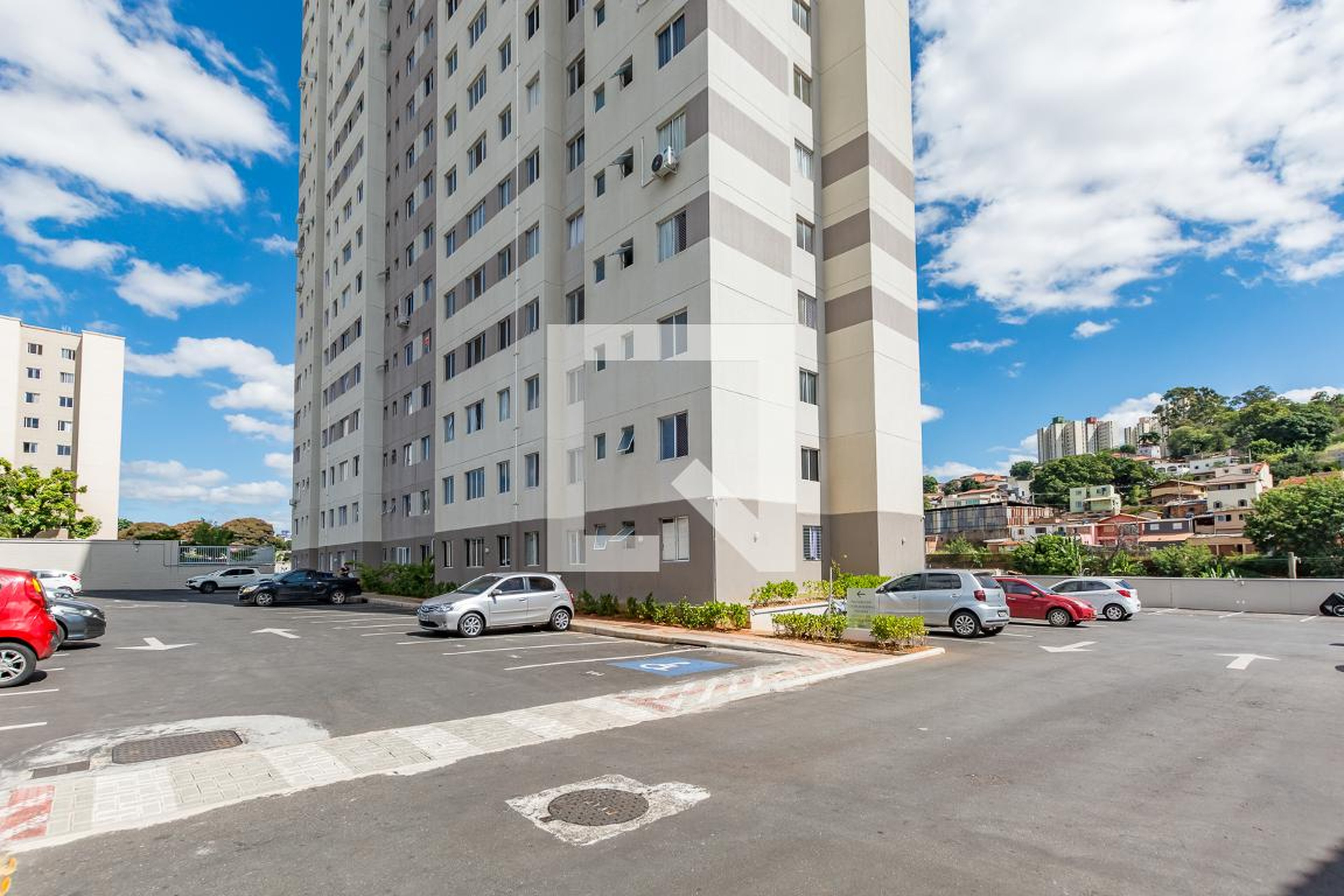 Fachada Condomínio em Rua Carmelita Prates da Silva, 424