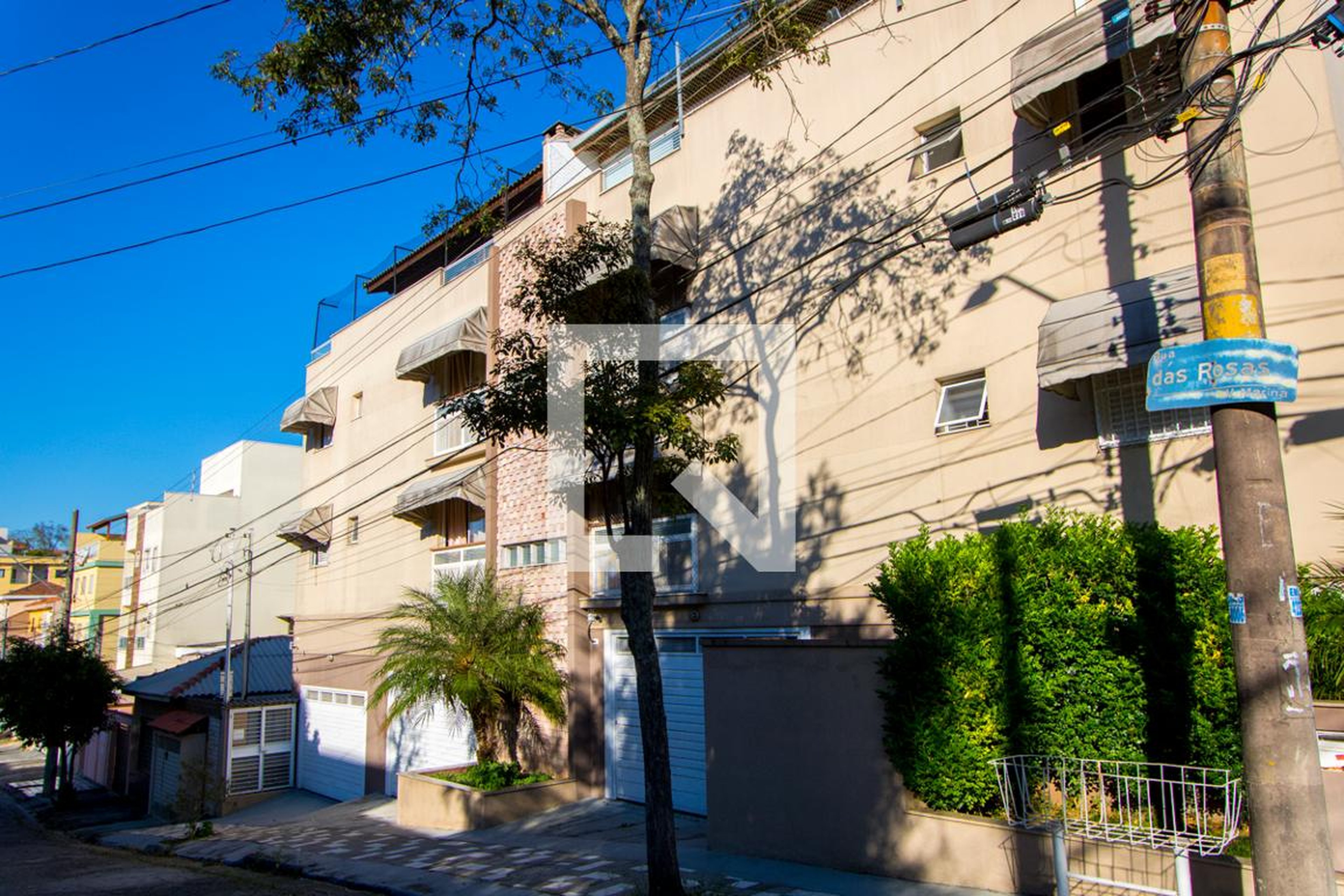 Fachada Condomínio em Rua das Rosas, 460