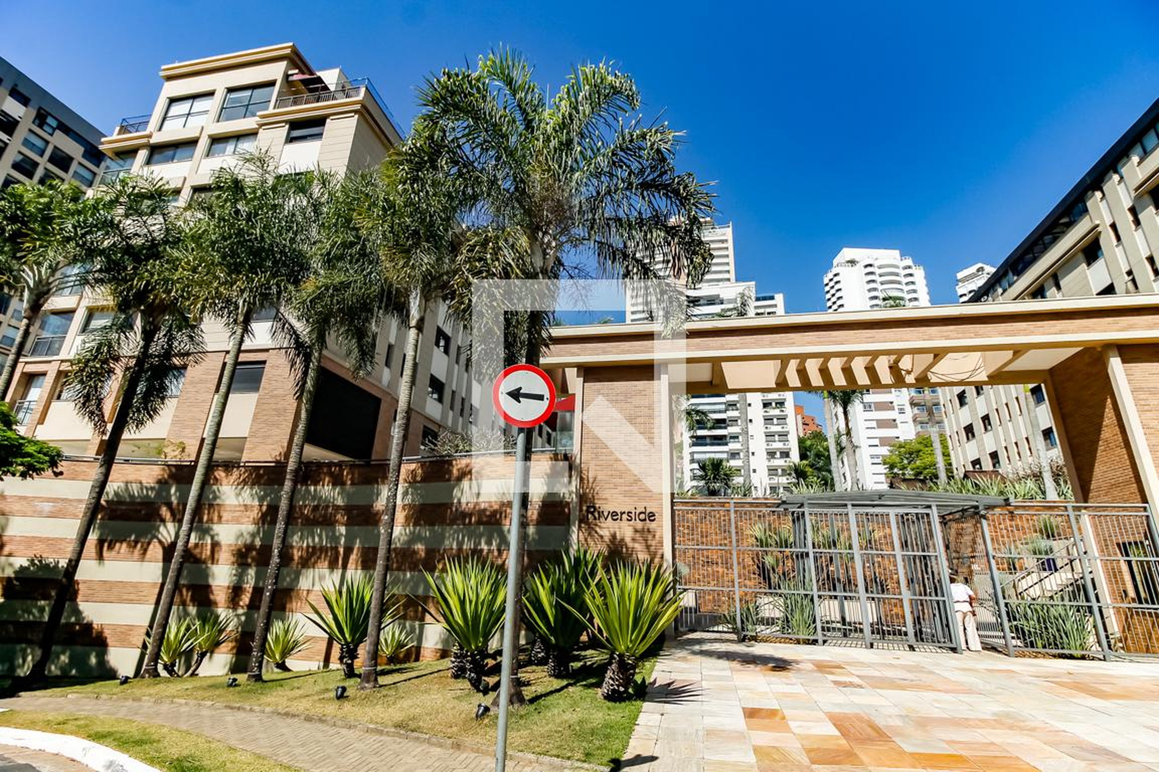 Fachada do Prédio Condomínio Riverside Brownstone Residence