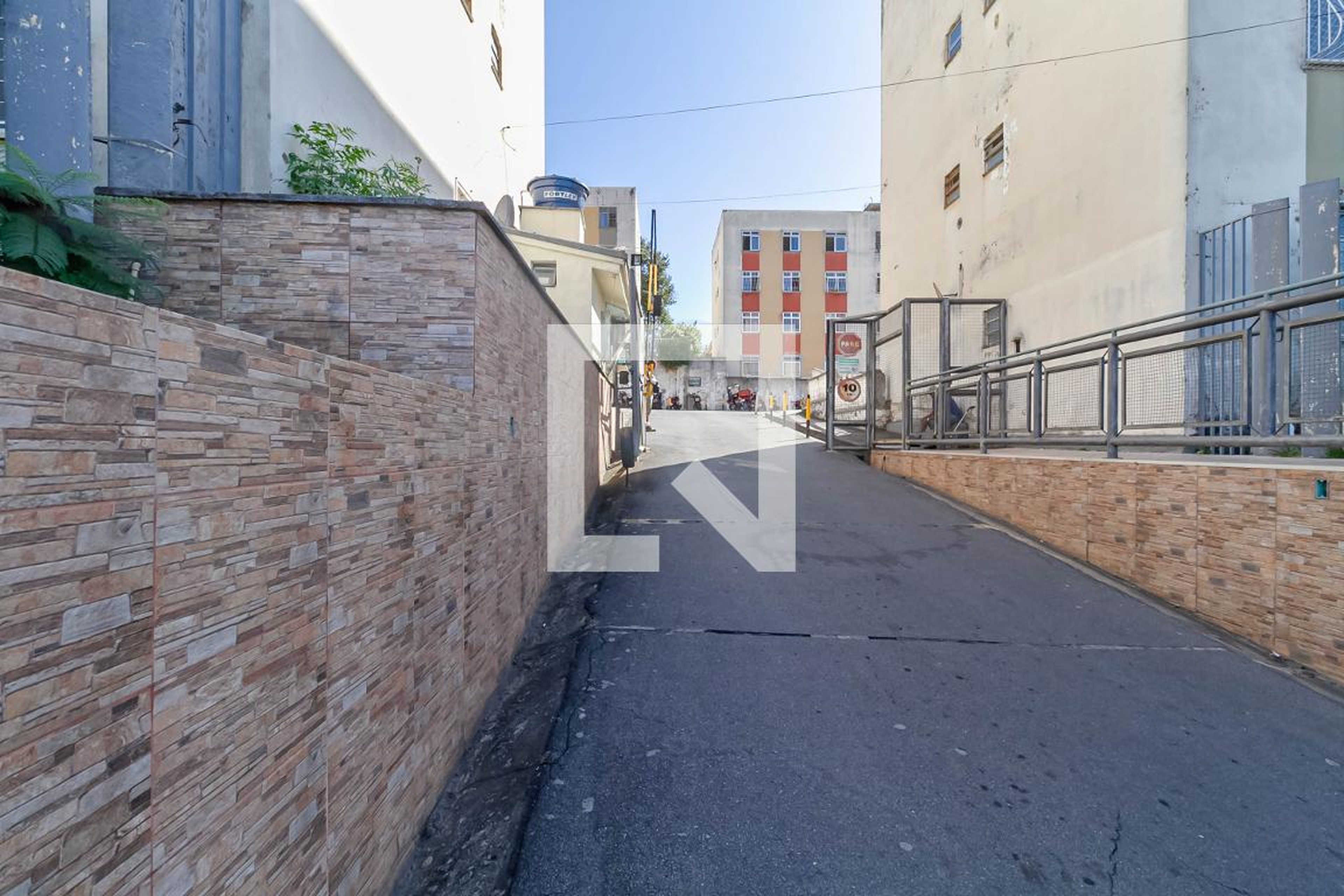 Fachada do condomínio Condomínio Conjunto Habitacional Santa Monica