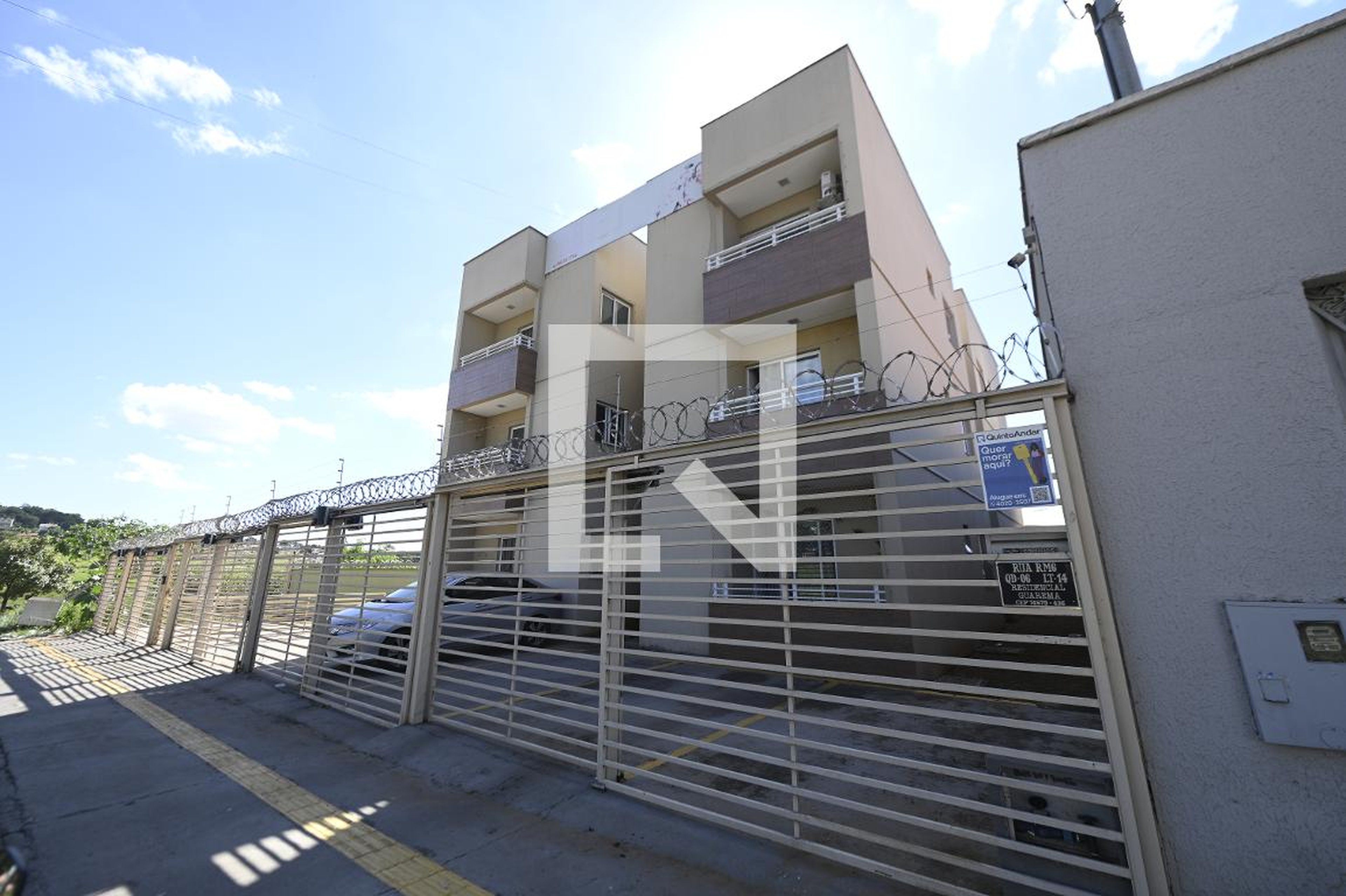 Fachada Condomínio em Rua RM 16, 16