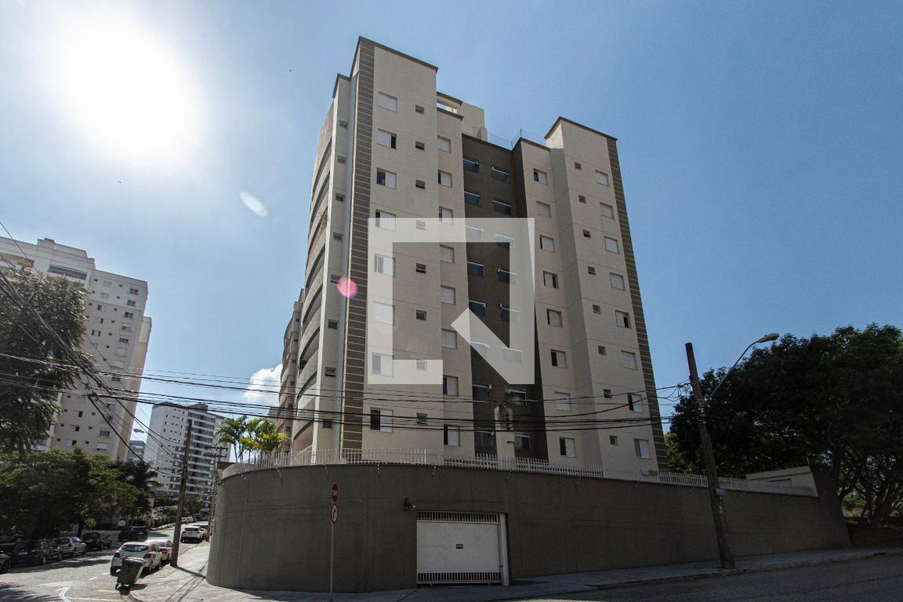 Fachada Condomínio em Rua Professora Maria de Lourdes A. C. Swenson, 110