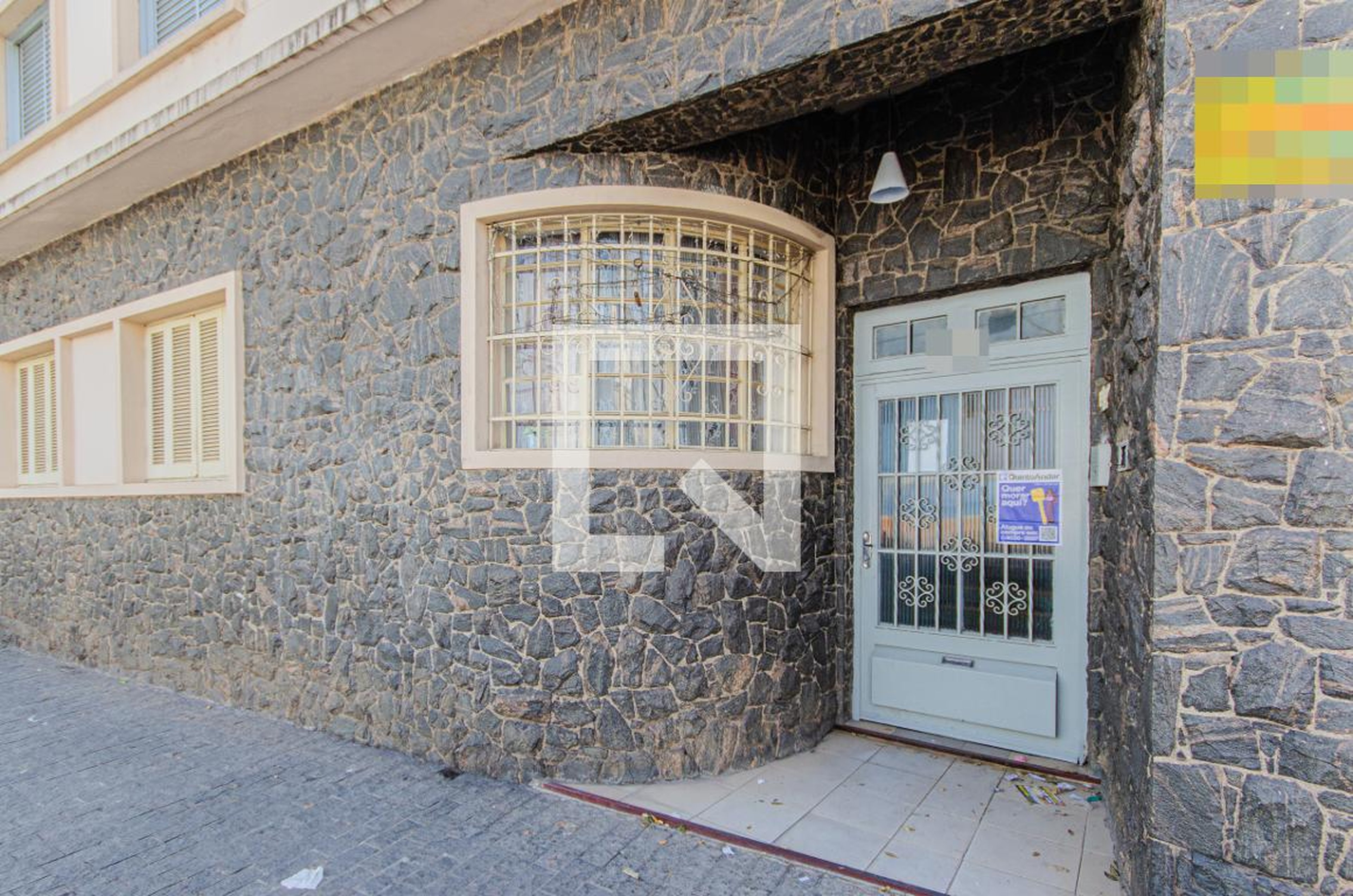 Fachada Condomínio em Rua Silveira da Mota, 277