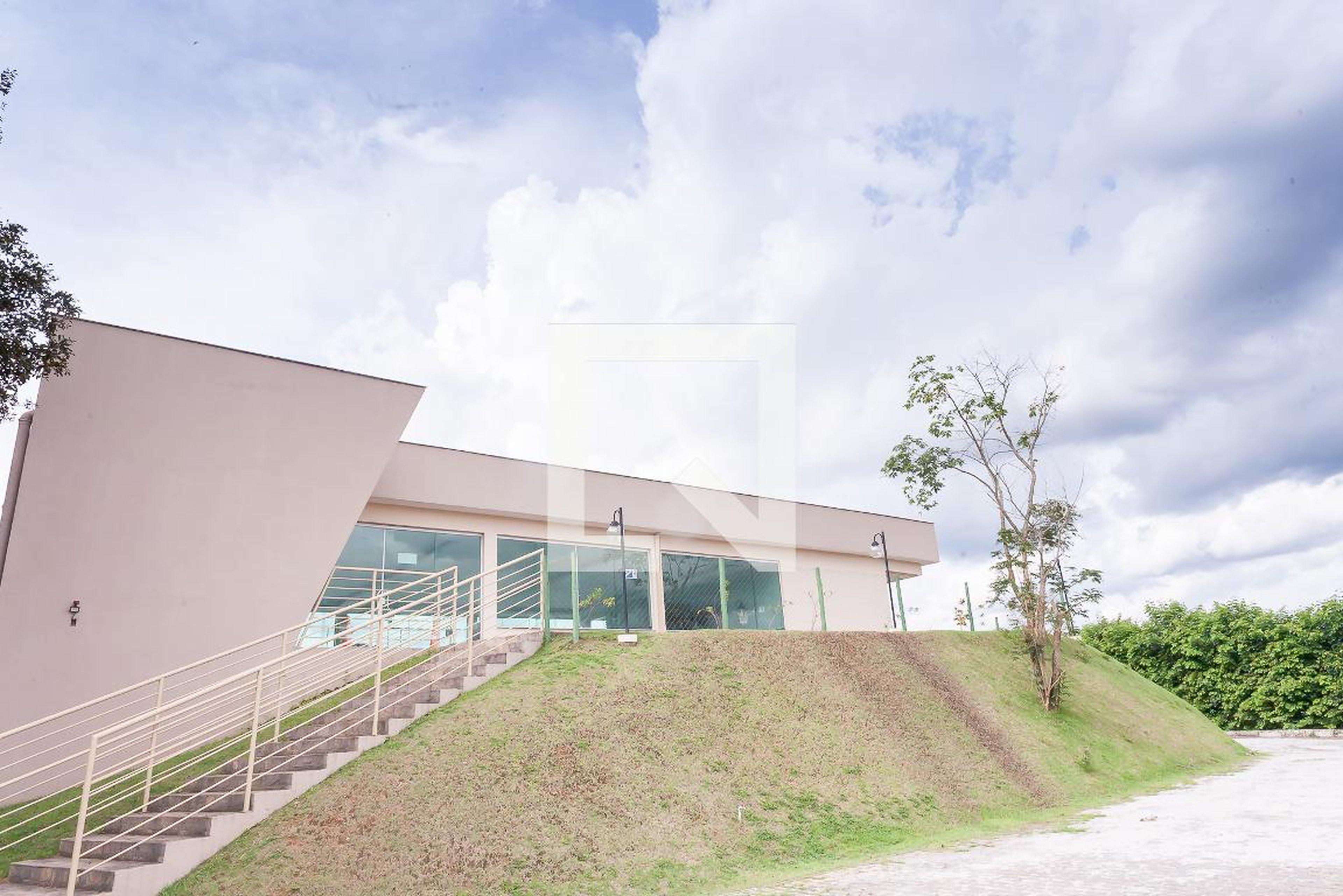 Fachada Condomínio em Rua Esmeralda, 300