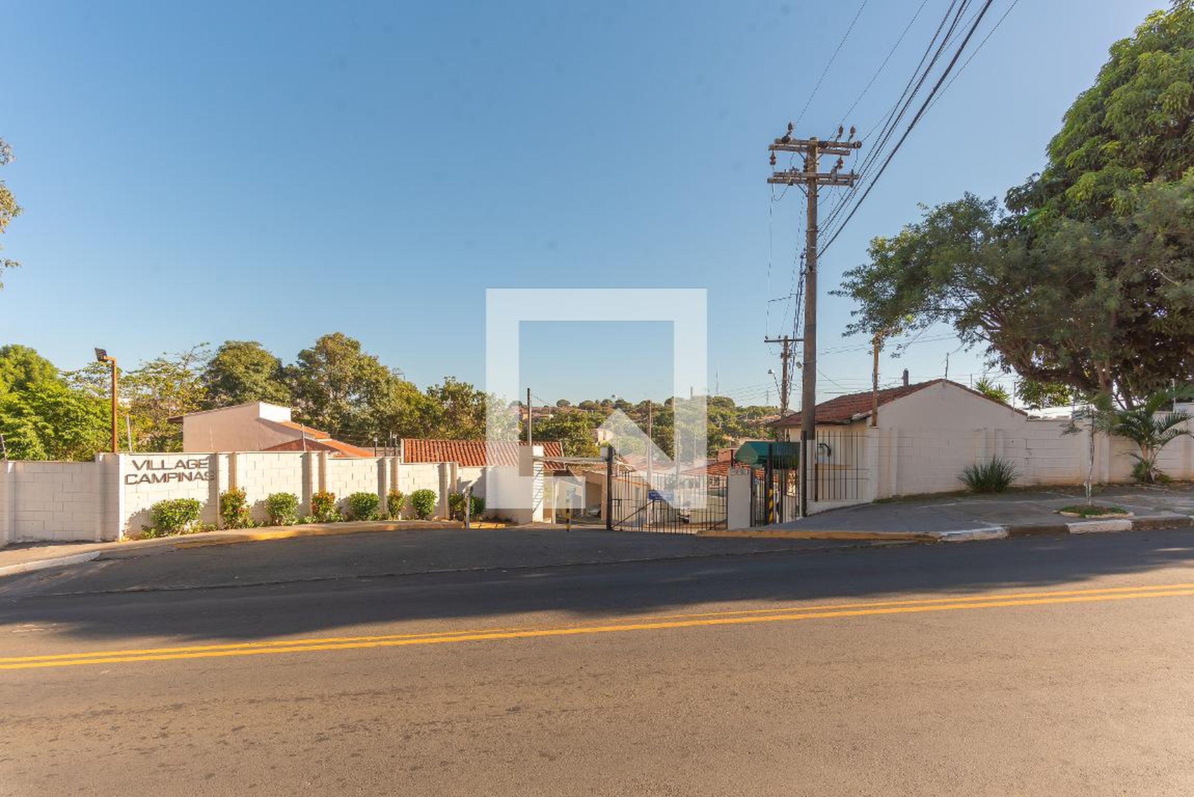 Fachada do Condomínio Condomínio Village Campinas