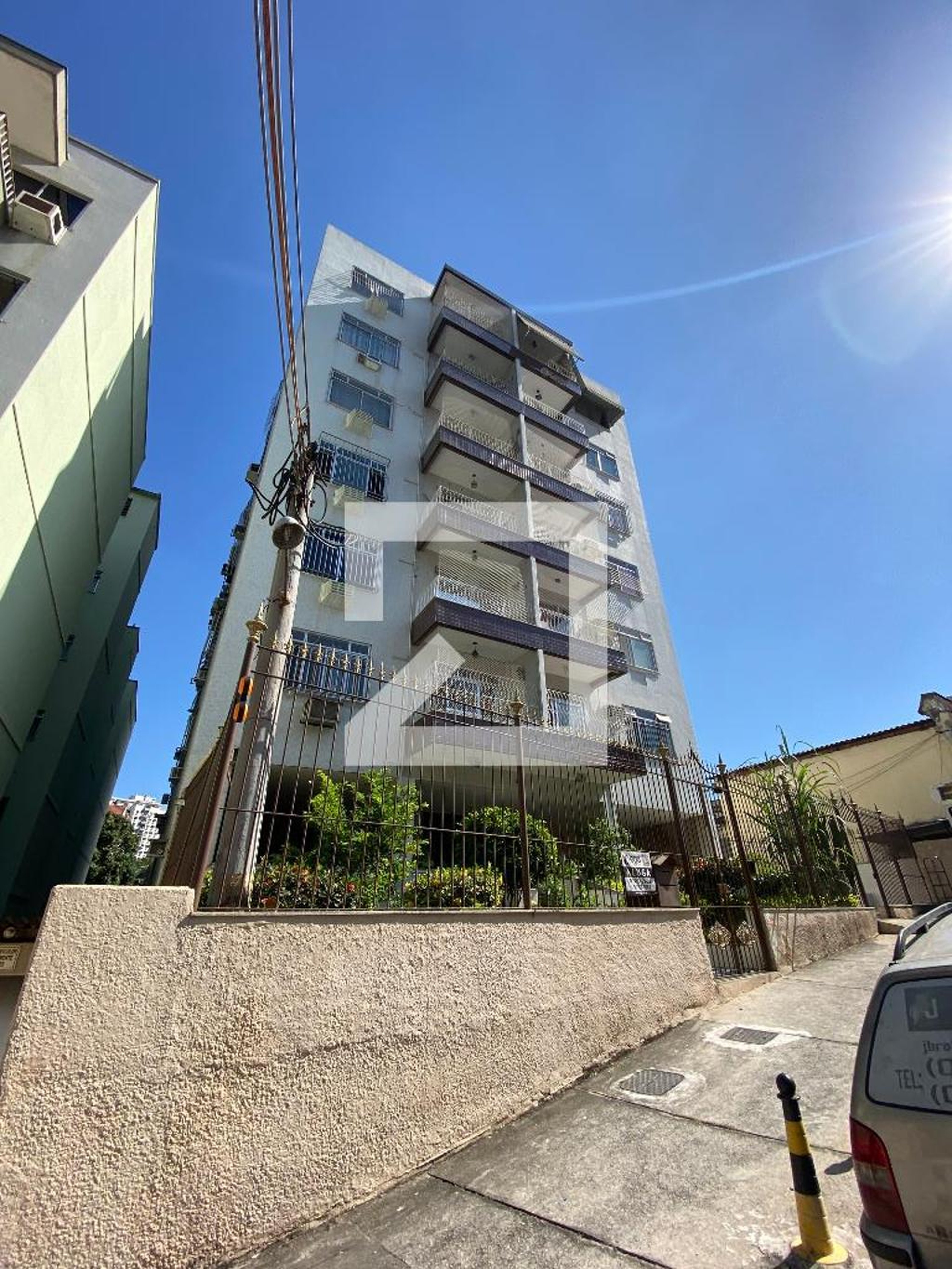 Fachada Condomínio em Rua Henrique Boiteux, 143