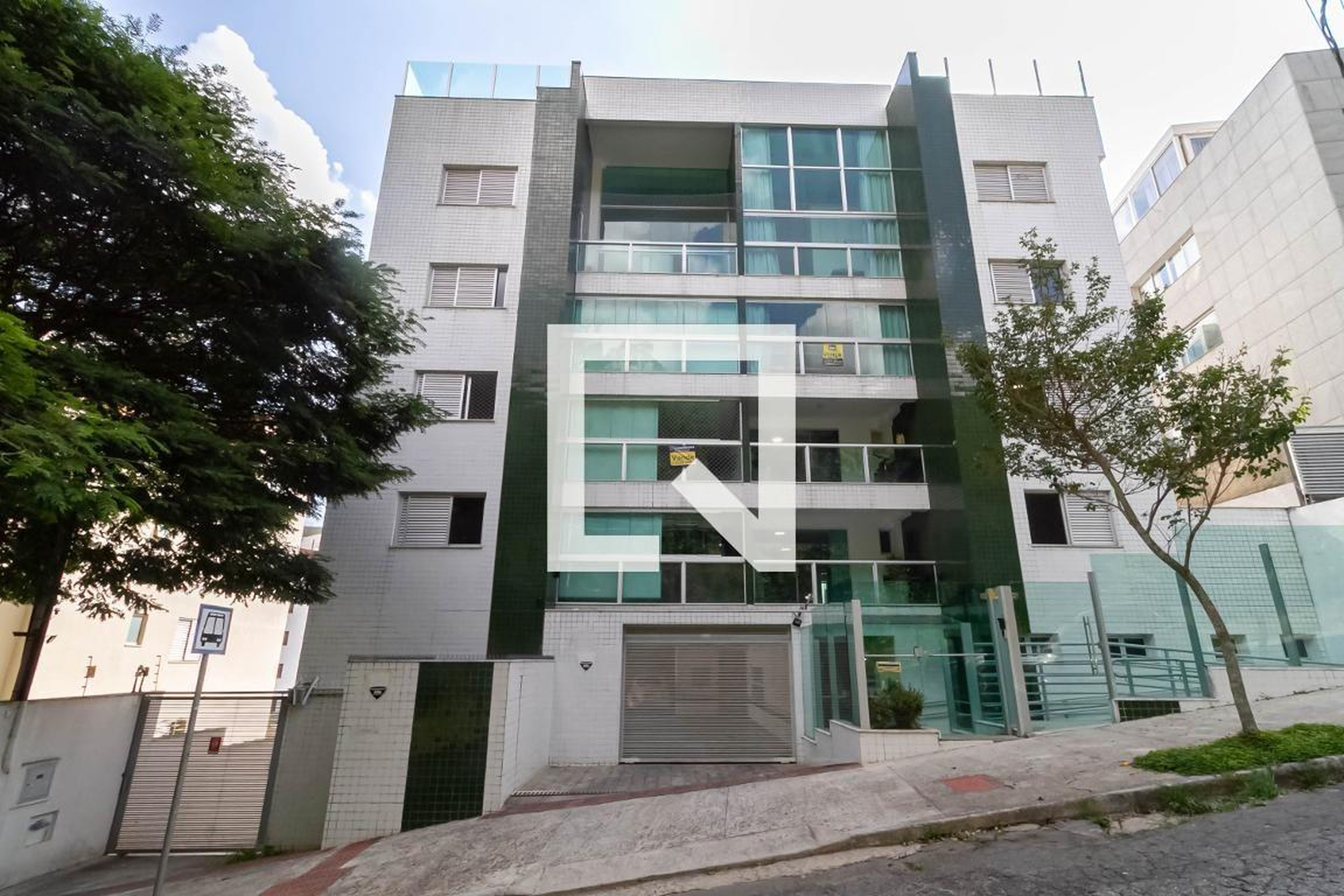 Fachada Condomínio em Rua Laura Soares Carneiro, 53