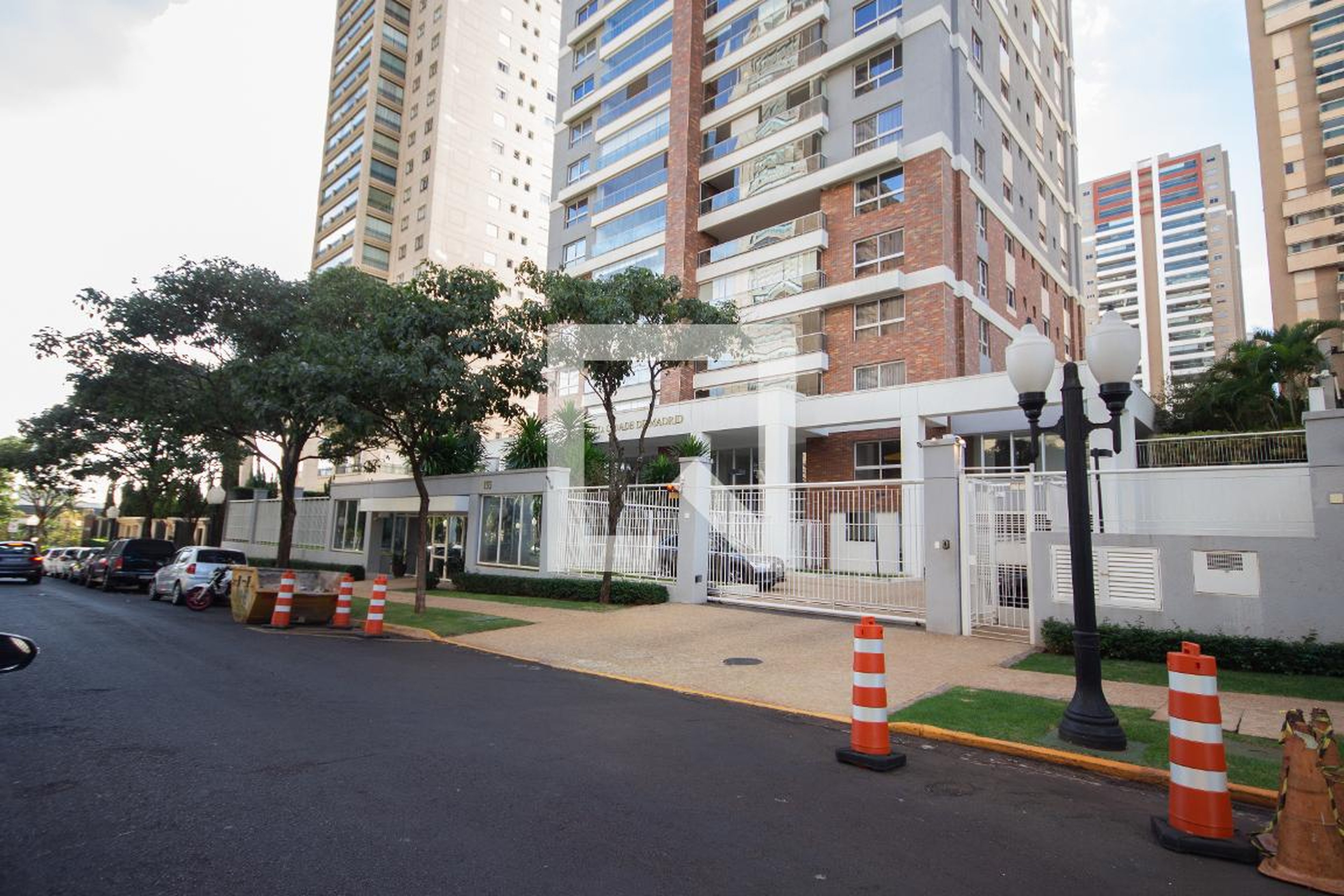 Fachada do condomínio Condomínio Cidade de Madrid